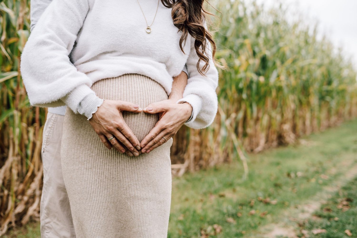Natürliche Babybauchfotografie in Ludwigsburg bei Stuttgart