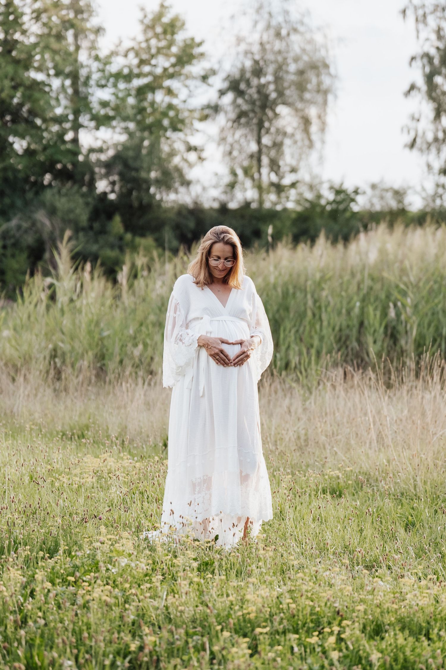 Babybauchfotos bei Bad Grönenbach – emotionale Schwangerschaftsbilder in der Natur.