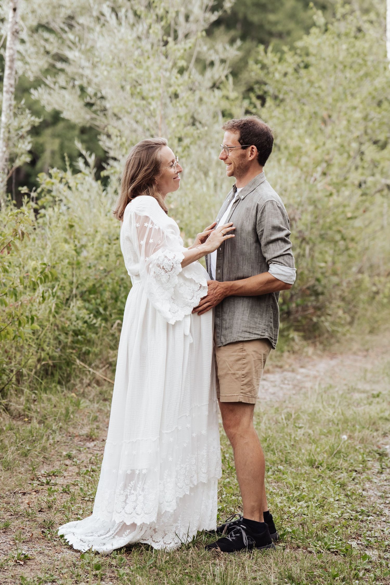 Babybauchshooting im Allgäu bei Bad Grönenbach – werdende Mama in der Natur.