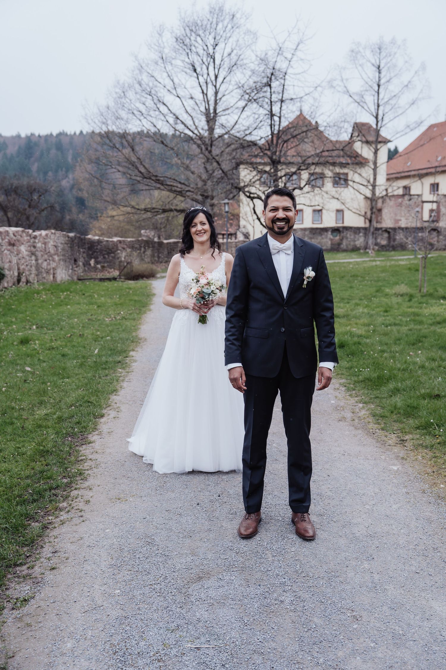 Brautpaar beim romantischen Paarshooting am Schloss Neuenbürg – emotionale Hochzeitsfotos in märchenhafter Kulisse