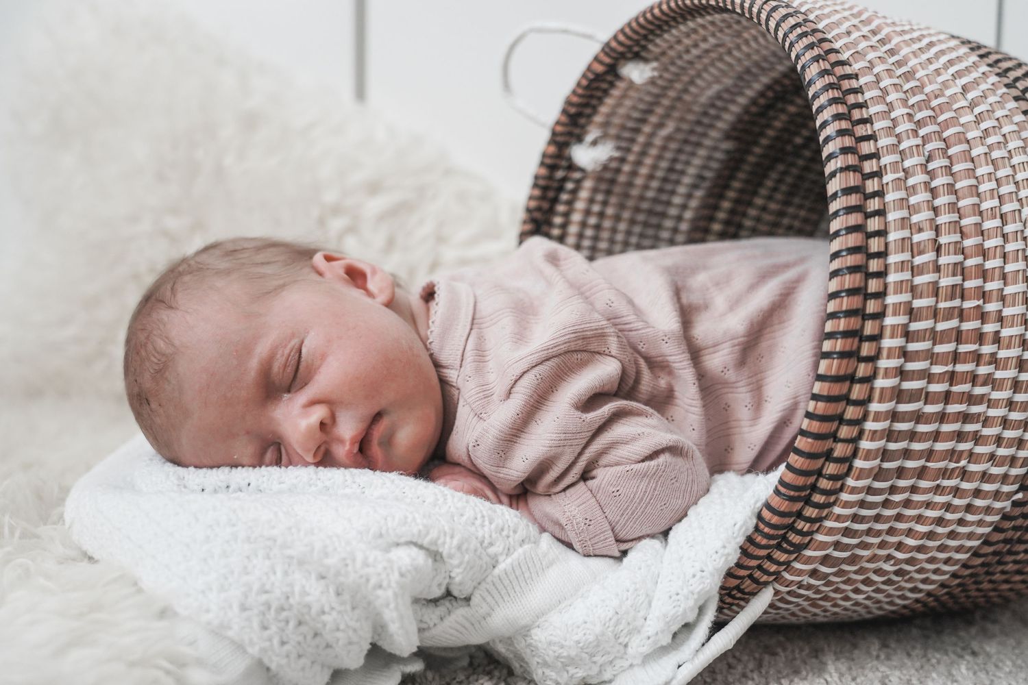 Neugeborenes Baby schläft in einem Korb – Newborn Shooting in Stuttgart