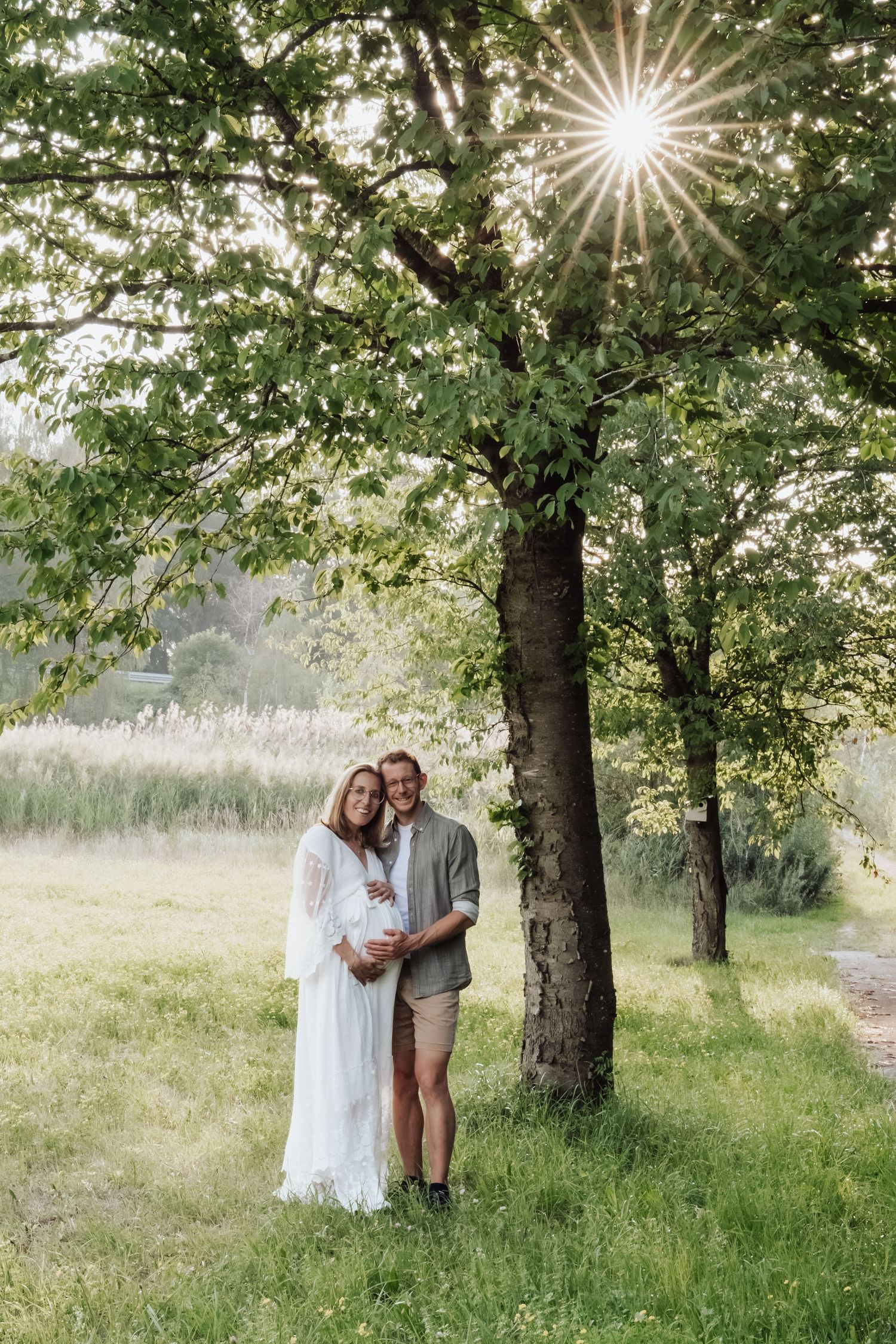 Babybauchfotos im Allgäu – die Vorfreude auf das erste Kind in natürlichen Bildern festgehalten.