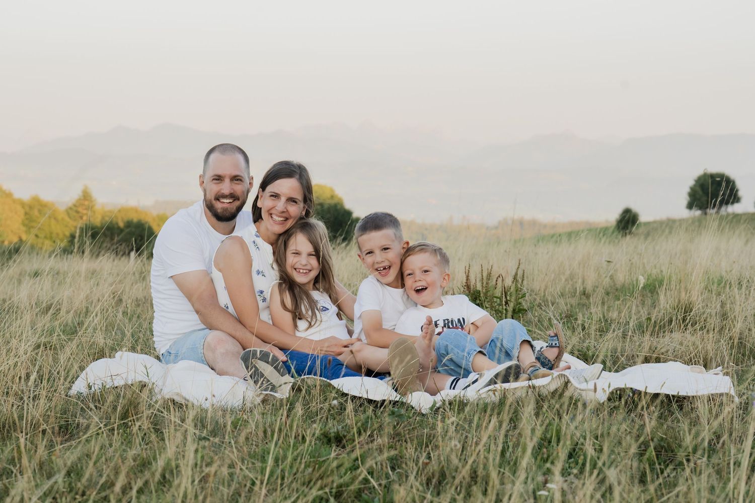 Natürliches Familienfotoshooting in Eschach im Allgäu mit Mama, Papa und ihren drei Kindern.