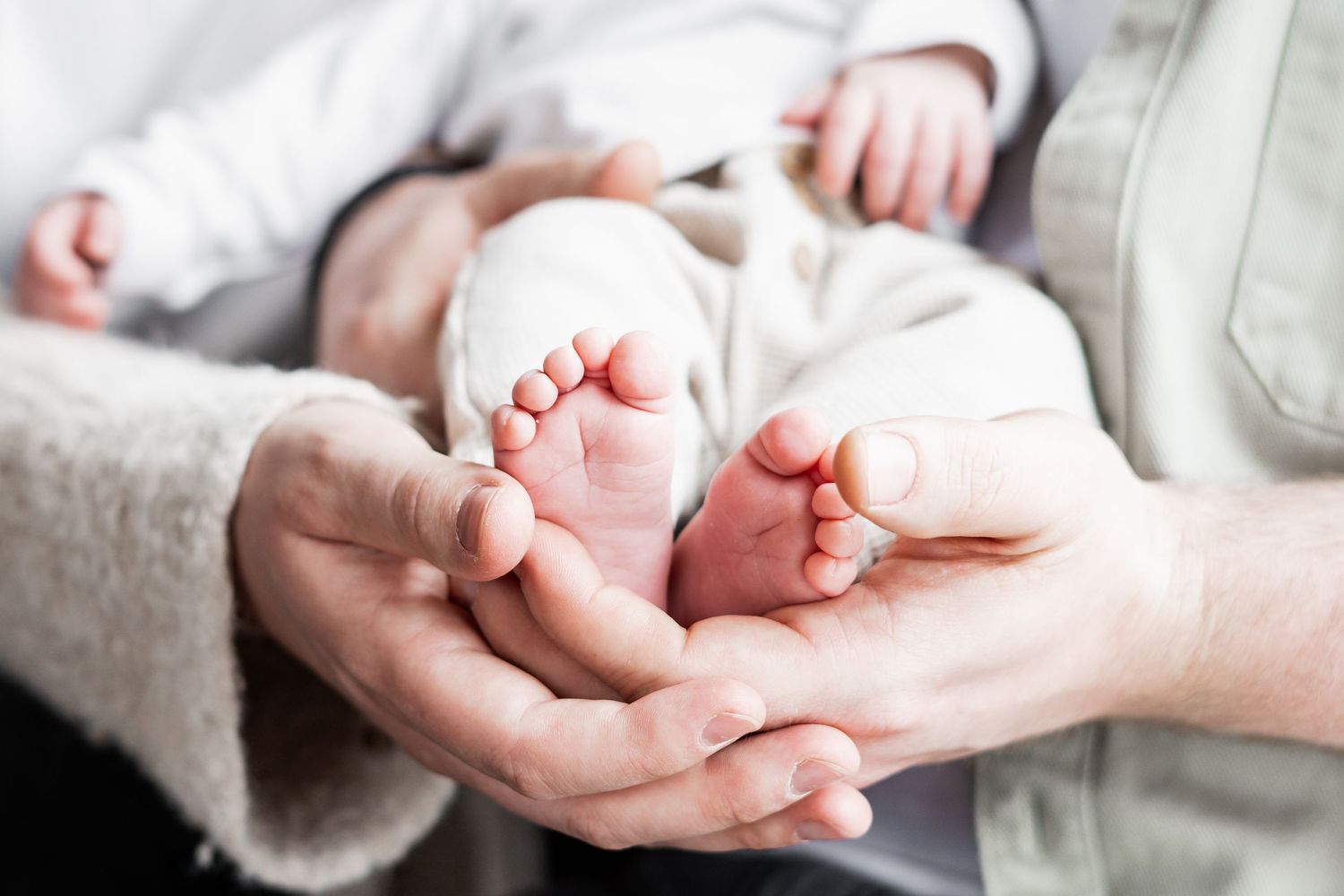 Newborn Shooting in Kimratshofen Allgäu – Babyfüße von den Eltern gehalten