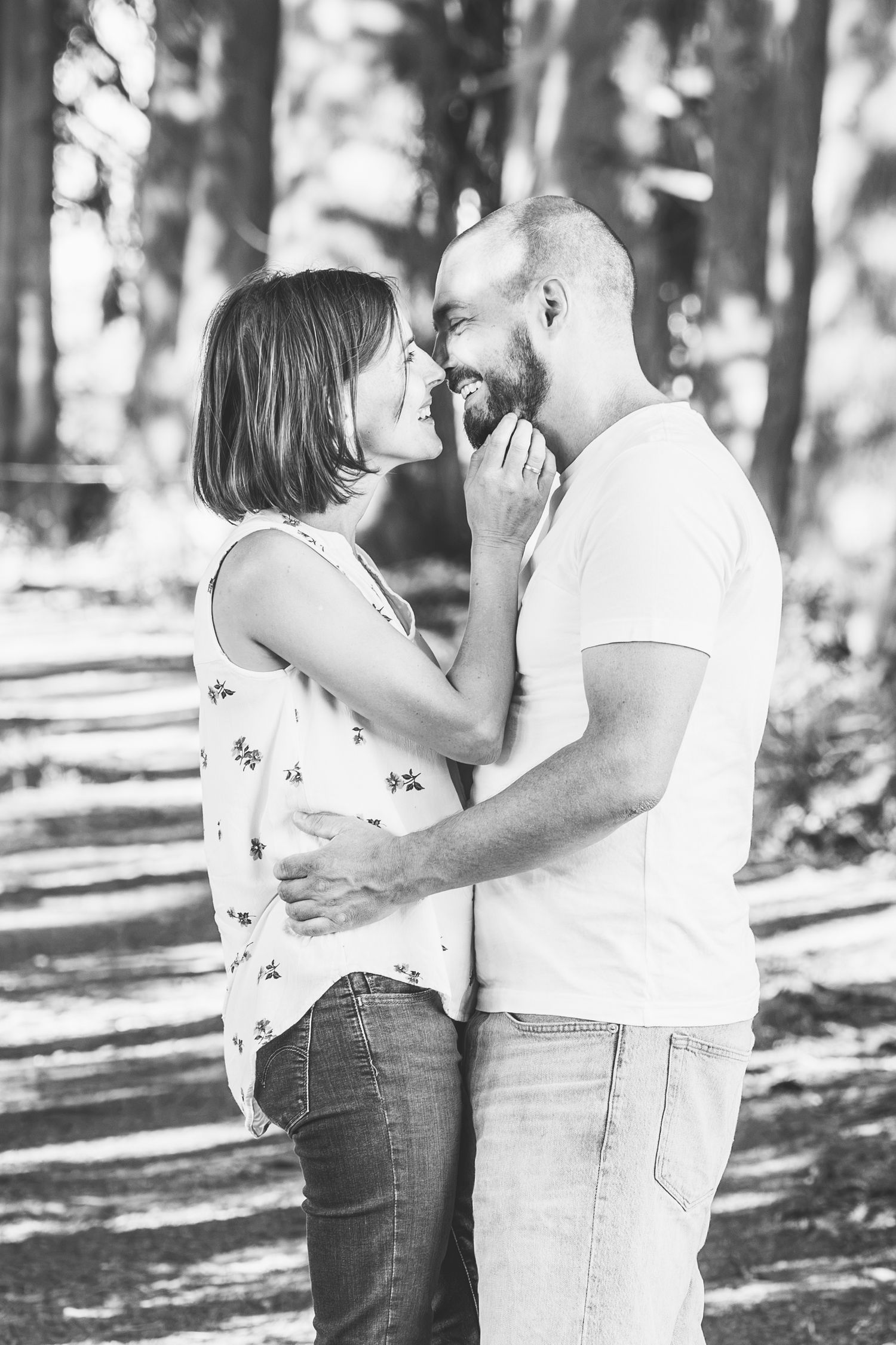 Natürliches Familienfotoshooting in Eschach im Allgäu mit Mama, Papa und ihren drei Kindern.