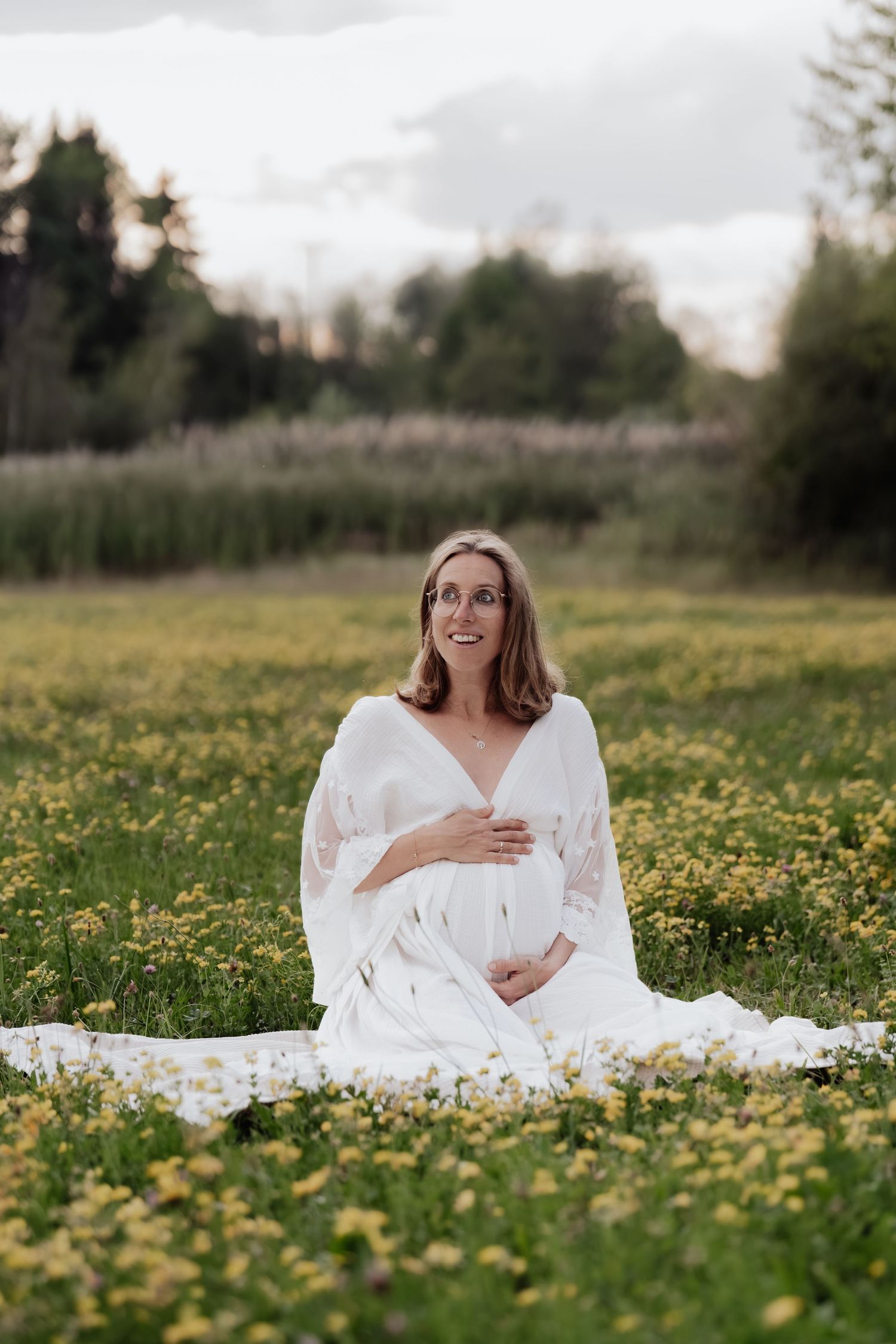 Natürliches Babybauchshooting im Allgäu – liebevolle Schwangerschaftsfotos bei Bad Grönenbach.