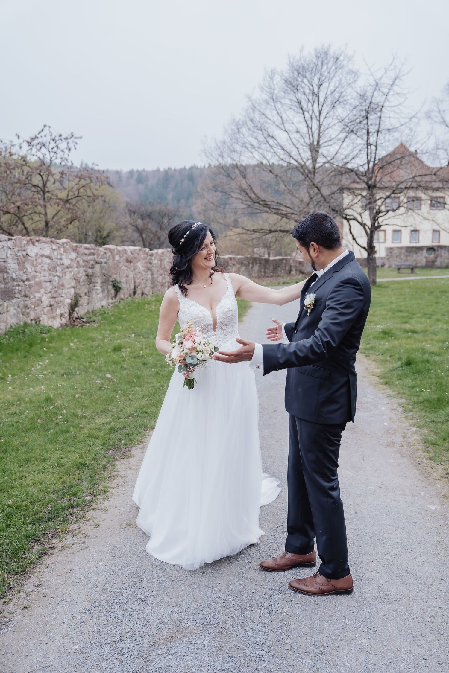 Brautpaar beim romantischen Paarshooting am Schloss Neuenbürg – emotionale Hochzeitsfotos in märchenhafter Kulisse