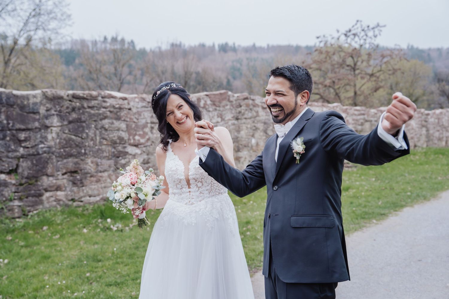 Brautpaar beim romantischen Paarshooting am Schloss Neuenbürg – emotionale Hochzeitsfotos in märchenhafter Kulisse