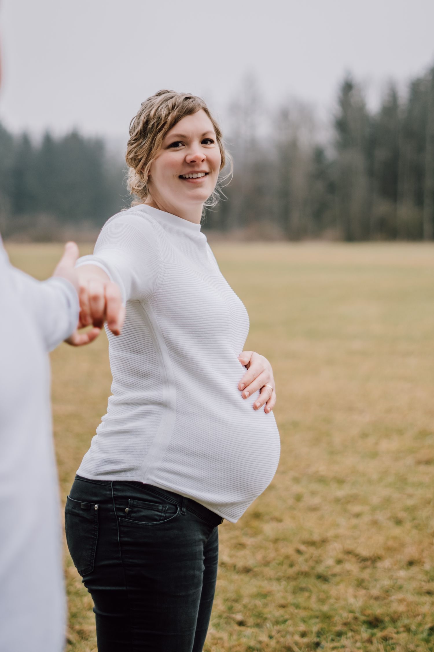 Babybauchfotografie Allgäu Schwangerschaft draußen