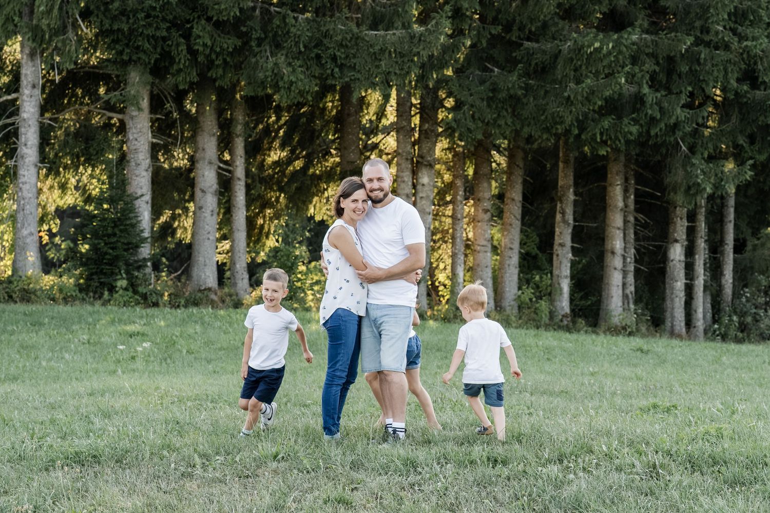Natürliches Familienfotoshooting in Eschach im Allgäu mit Mama, Papa und ihren drei Kindern.