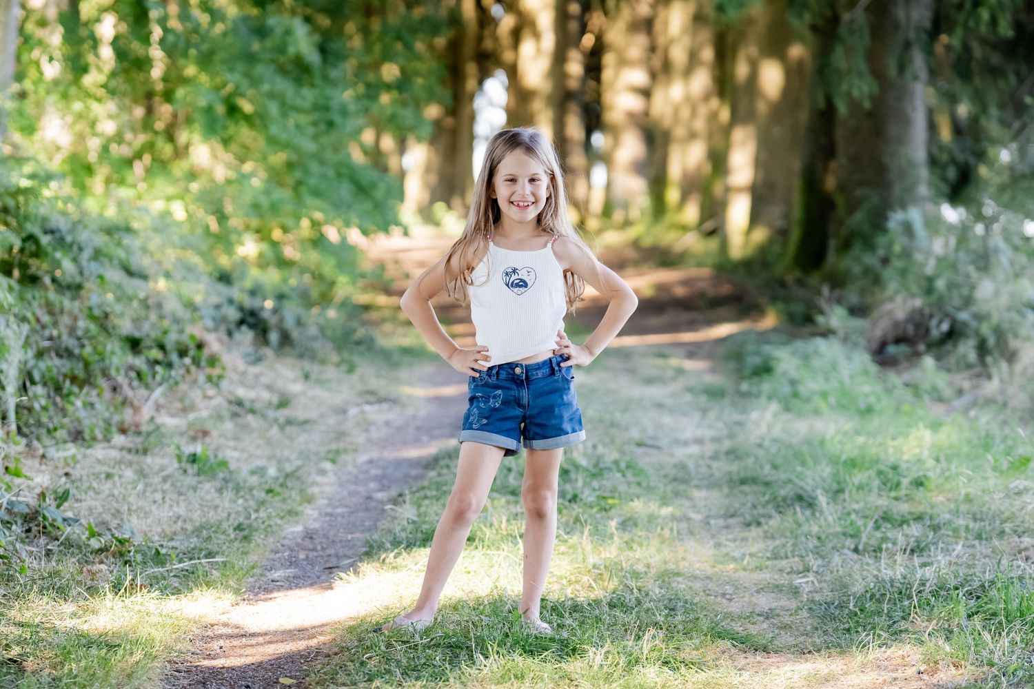 Natürliches Familienfotoshooting in Eschach im Allgäu mit Mama, Papa und ihren drei Kindern.