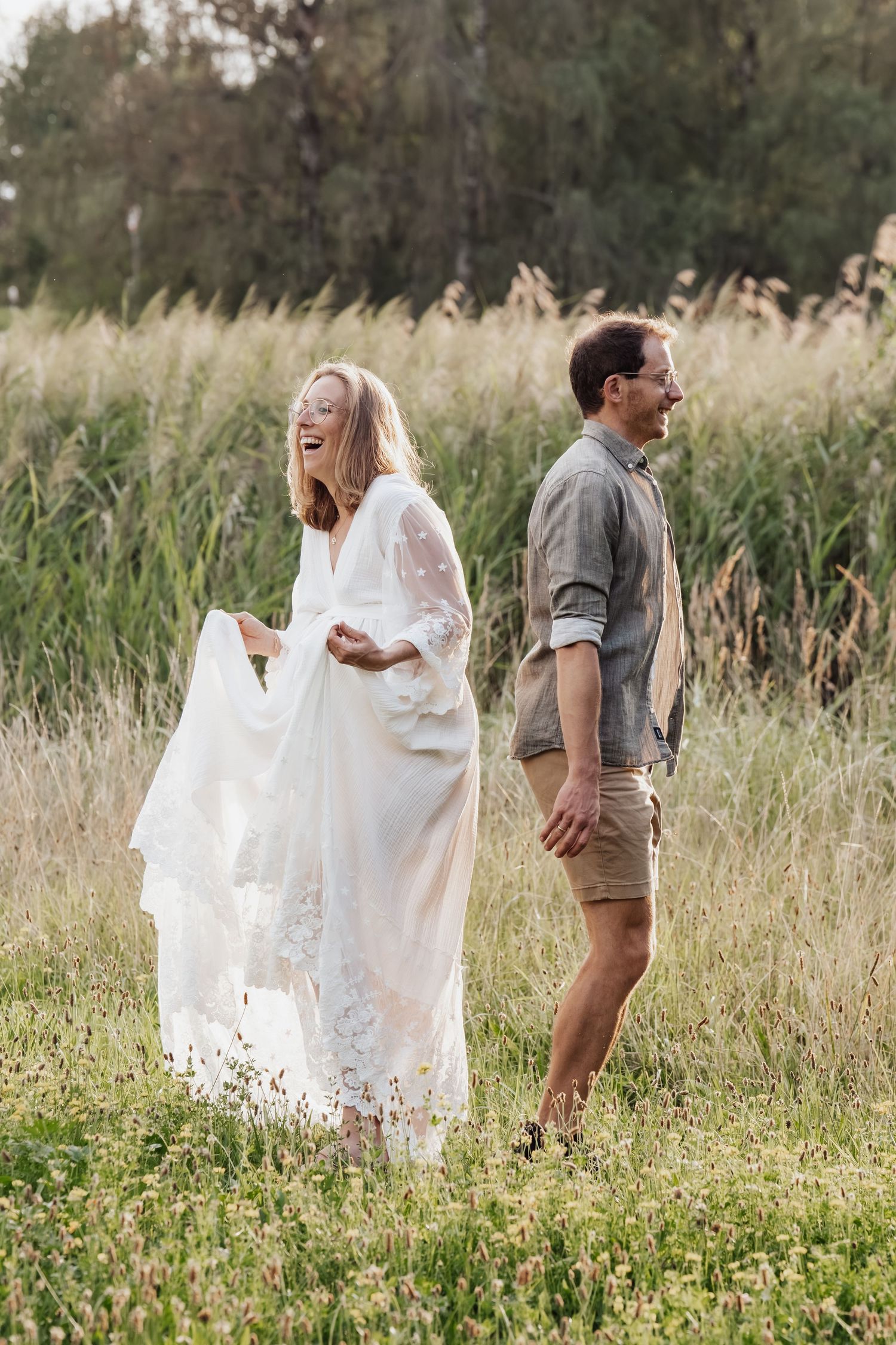 Babybauchshooting im Allgäu bei Bad Grönenbach – werdende Mama in der Natur.