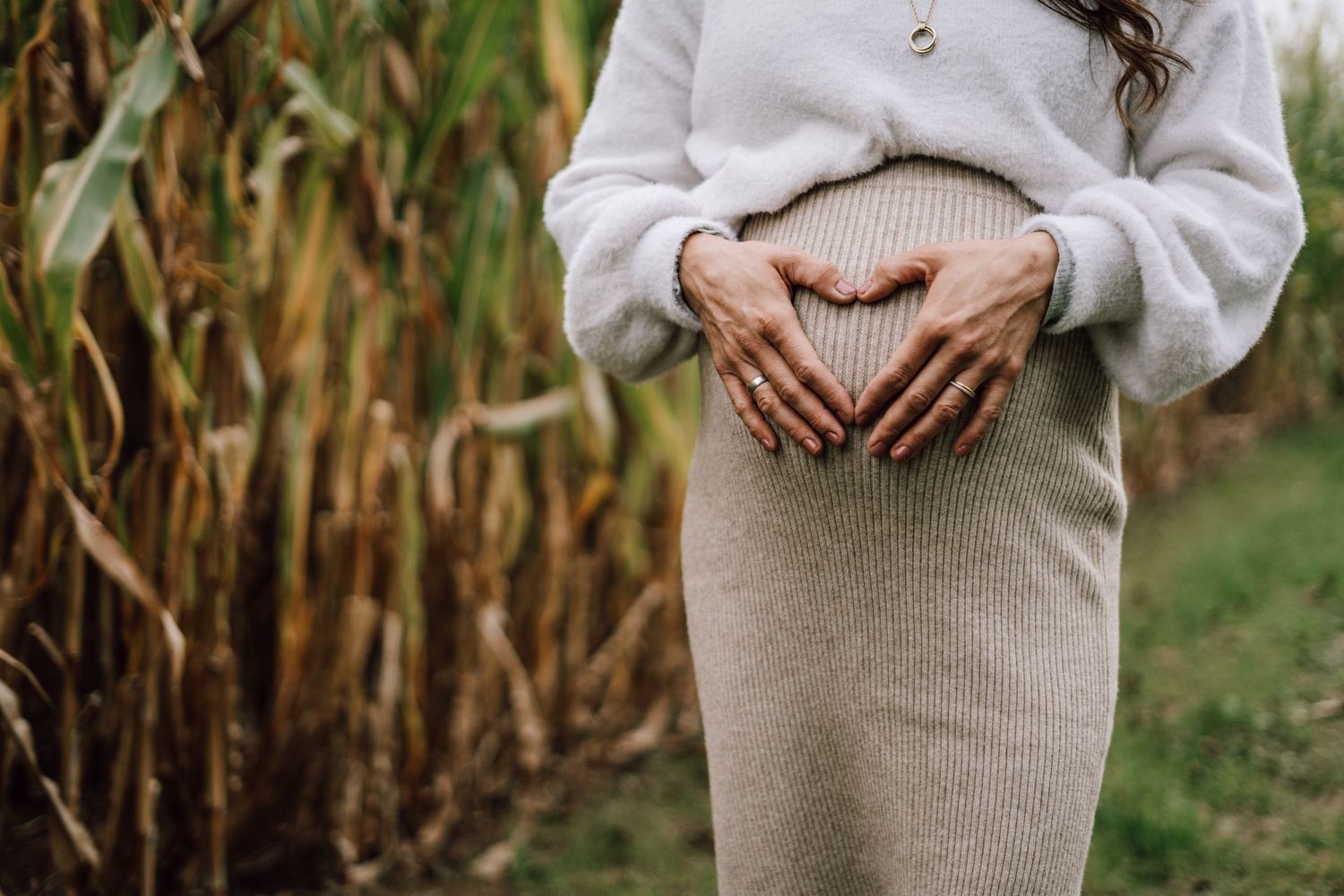 Natürliche Babybauchfotografie in Ludwigsburg bei Stuttgart