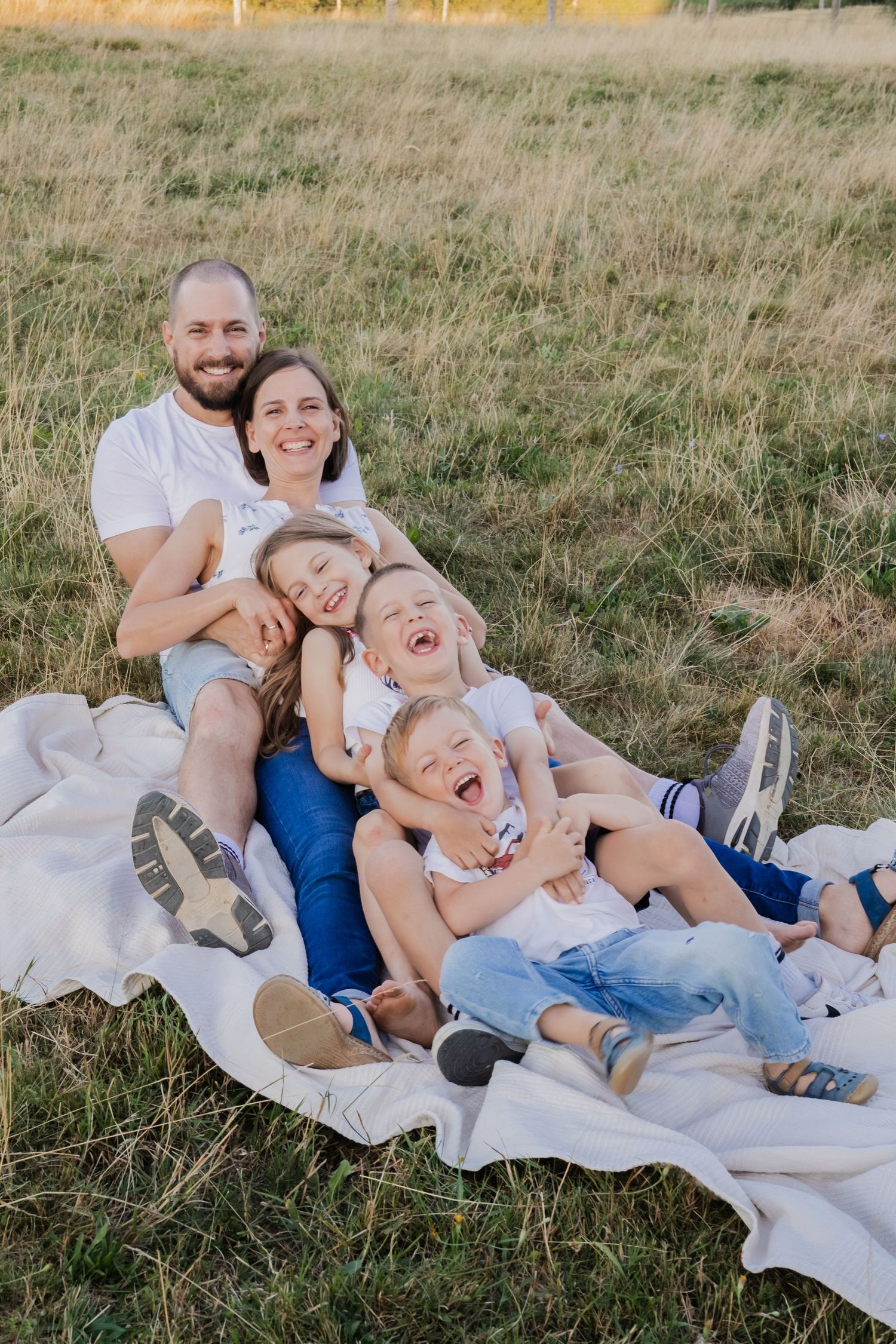 Natürliches Familienfotoshooting in Eschach im Allgäu mit Mama, Papa und ihren drei Kindern.