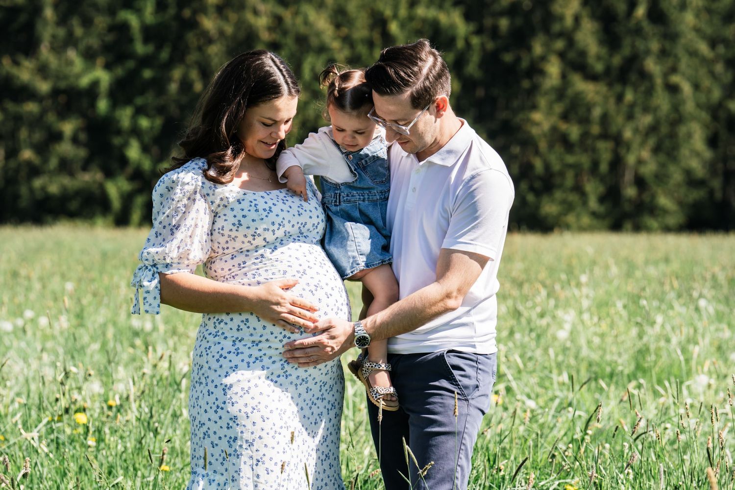 Schwangerschaftsfotos Allgäu natürliche Babybauchfotografie