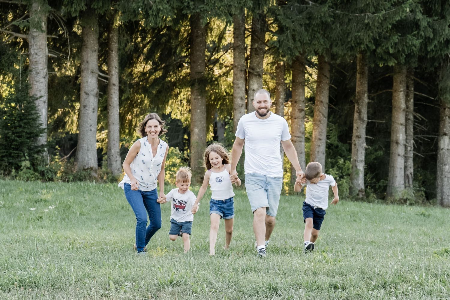 Natürliches Familienfotoshooting in Eschach im Allgäu mit Mama, Papa und ihren drei Kindern.
