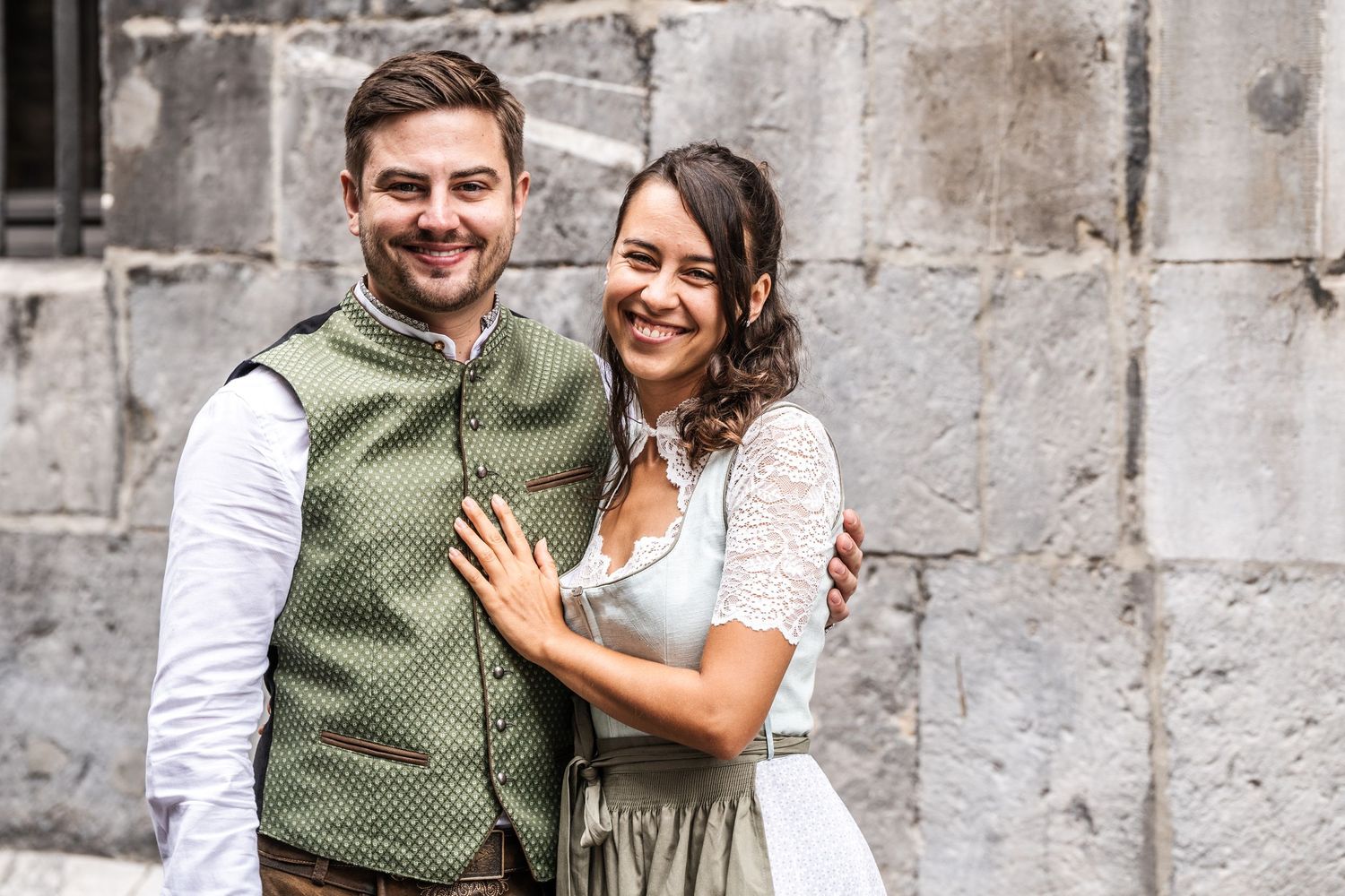 Natürliche Paarfotografie in Aachen – gemeinsames Strahlen im traditionellen Trachten-Outfit.