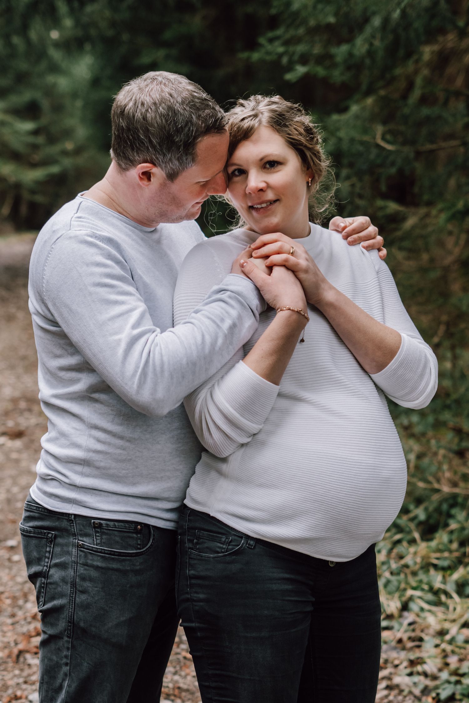 Babybauchfotografie Allgäu Schwangerschaft draußen