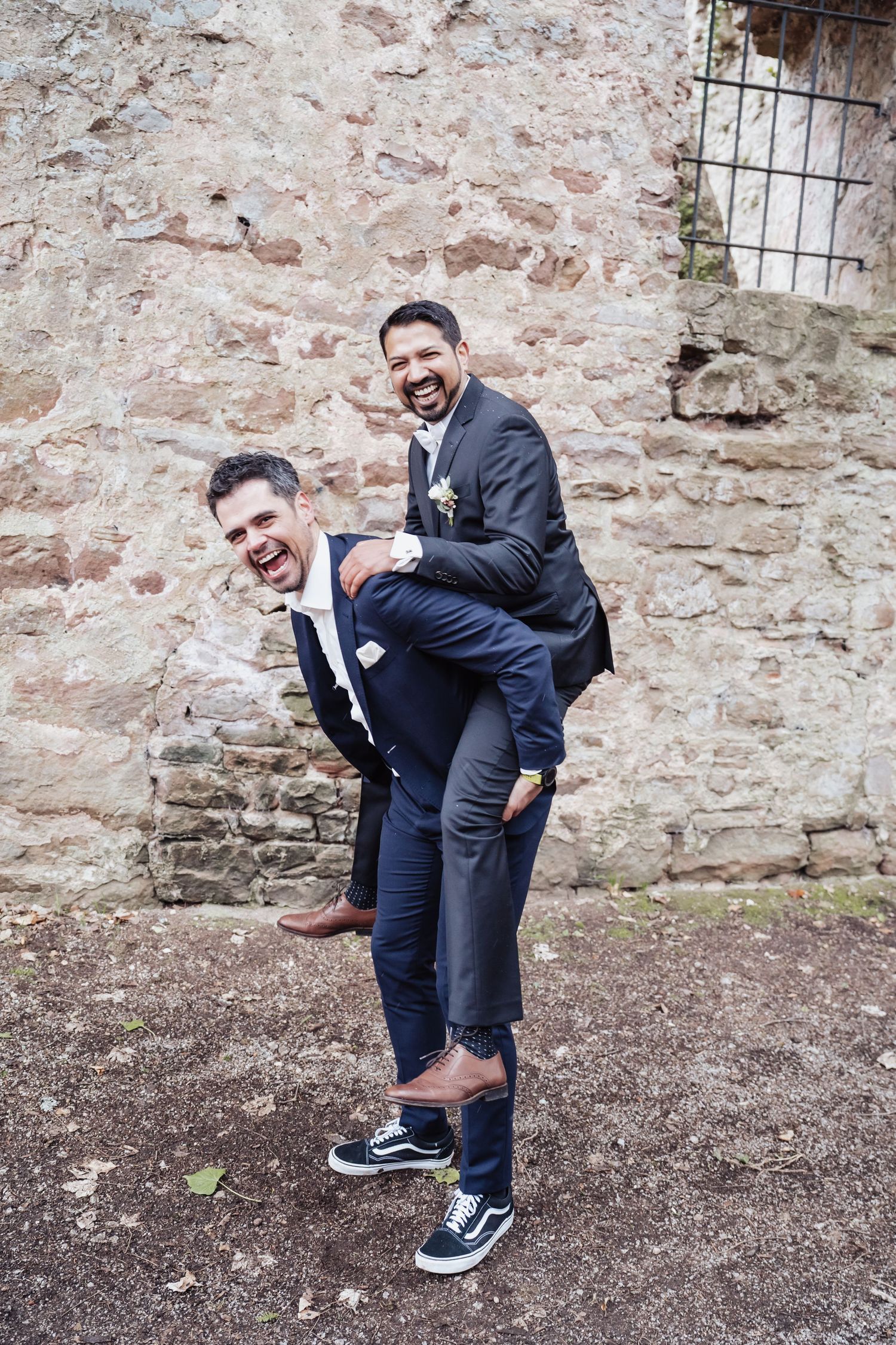 Bräutigam und Trauzeuge beim romantischen Paarshooting am Schloss Neuenbürg – emotionale Hochzeitsfotos in märchenhafter Kulisse