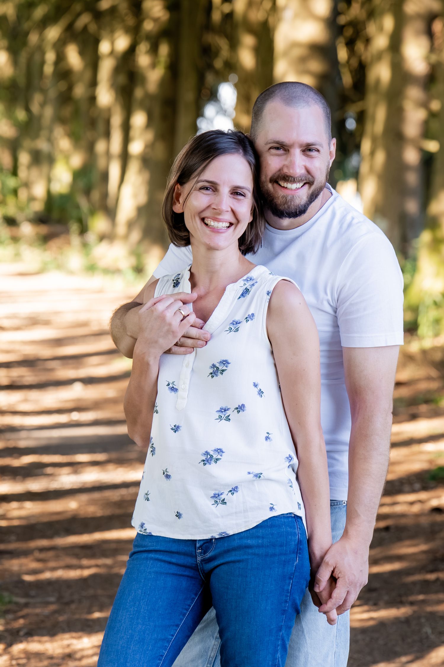 Natürliches Familienfotoshooting in Eschach im Allgäu mit Mama, Papa und ihren drei Kindern.