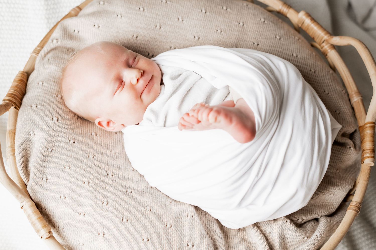 Neugeborenen Homestory Allgäu Familie mit Baby zuhause