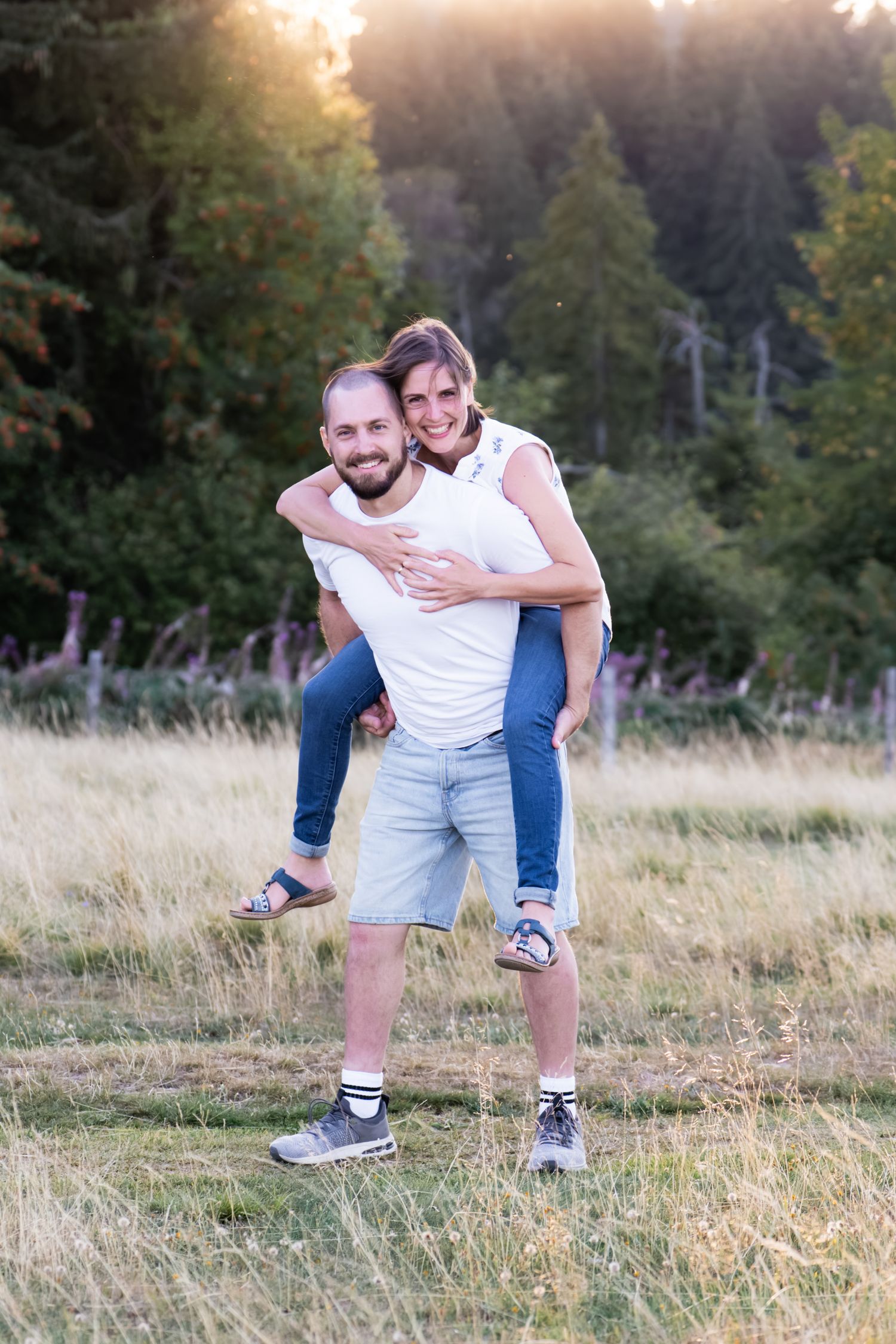 Natürliches Familienfotoshooting in Eschach im Allgäu mit Mama, Papa und ihren drei Kindern.