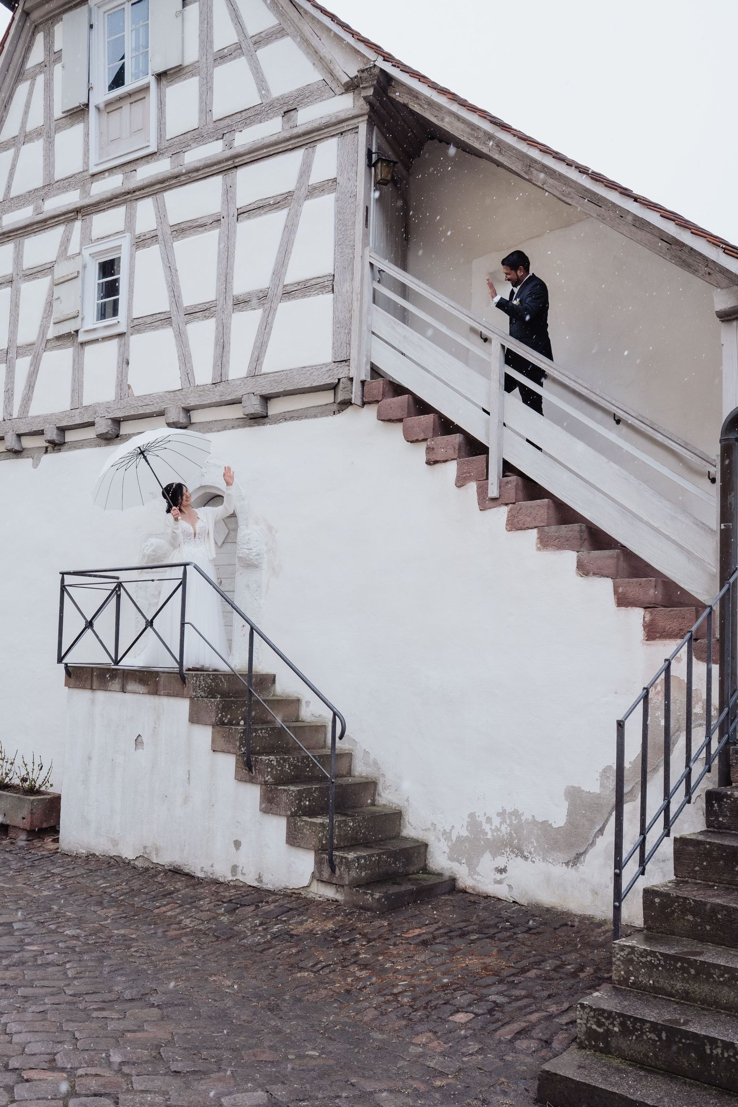 Brautpaar beim romantischen Paarshooting am Schloss Neuenbürg – emotionale Hochzeitsfotos in märchenhafter Kulisse