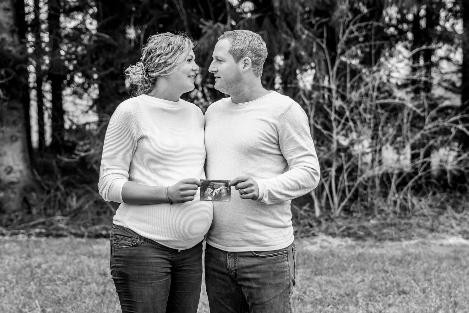 Babybauchfotografie Allgäu Schwangerschaft draußen