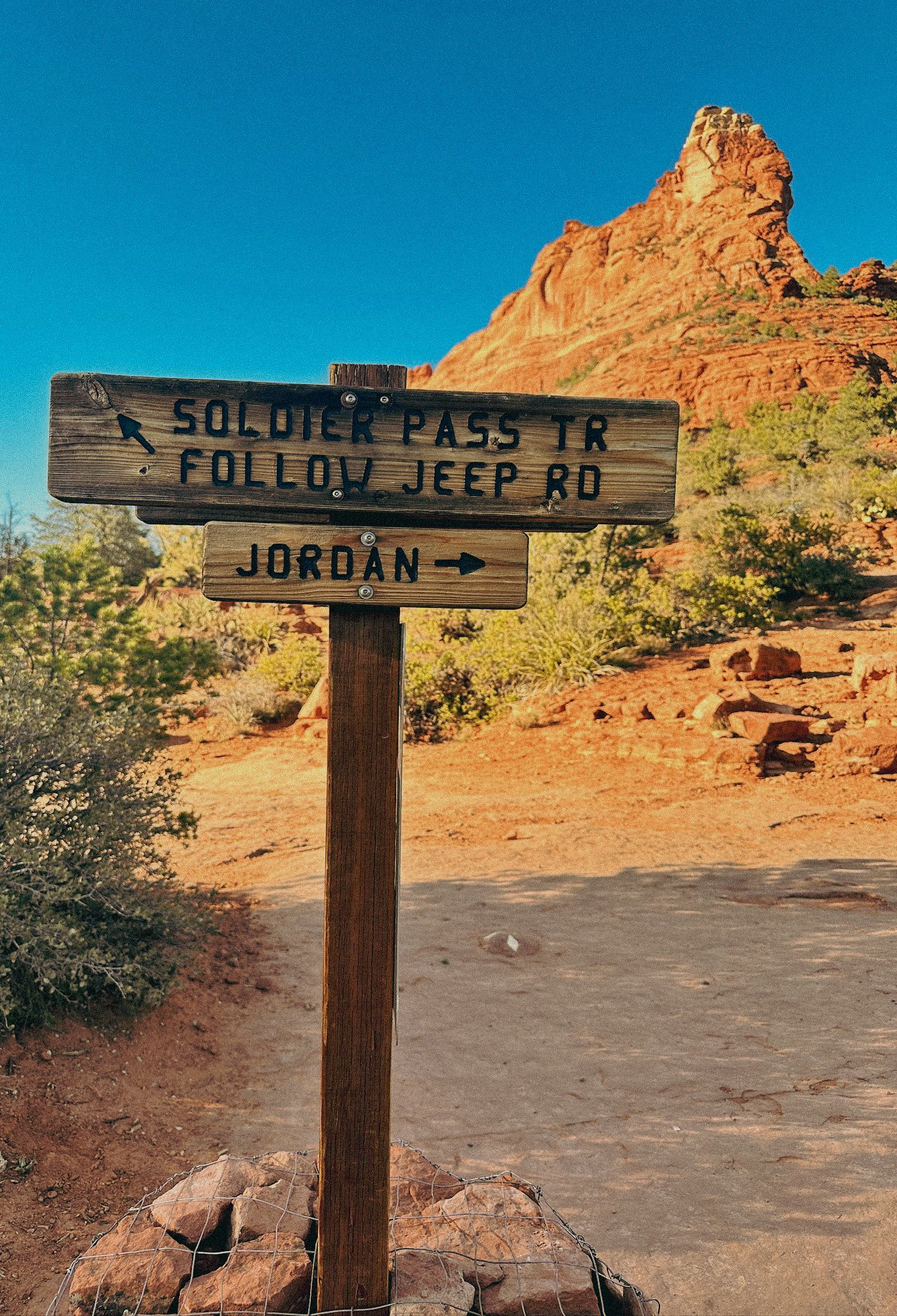 trail sign in sedone, arizona hiking trail