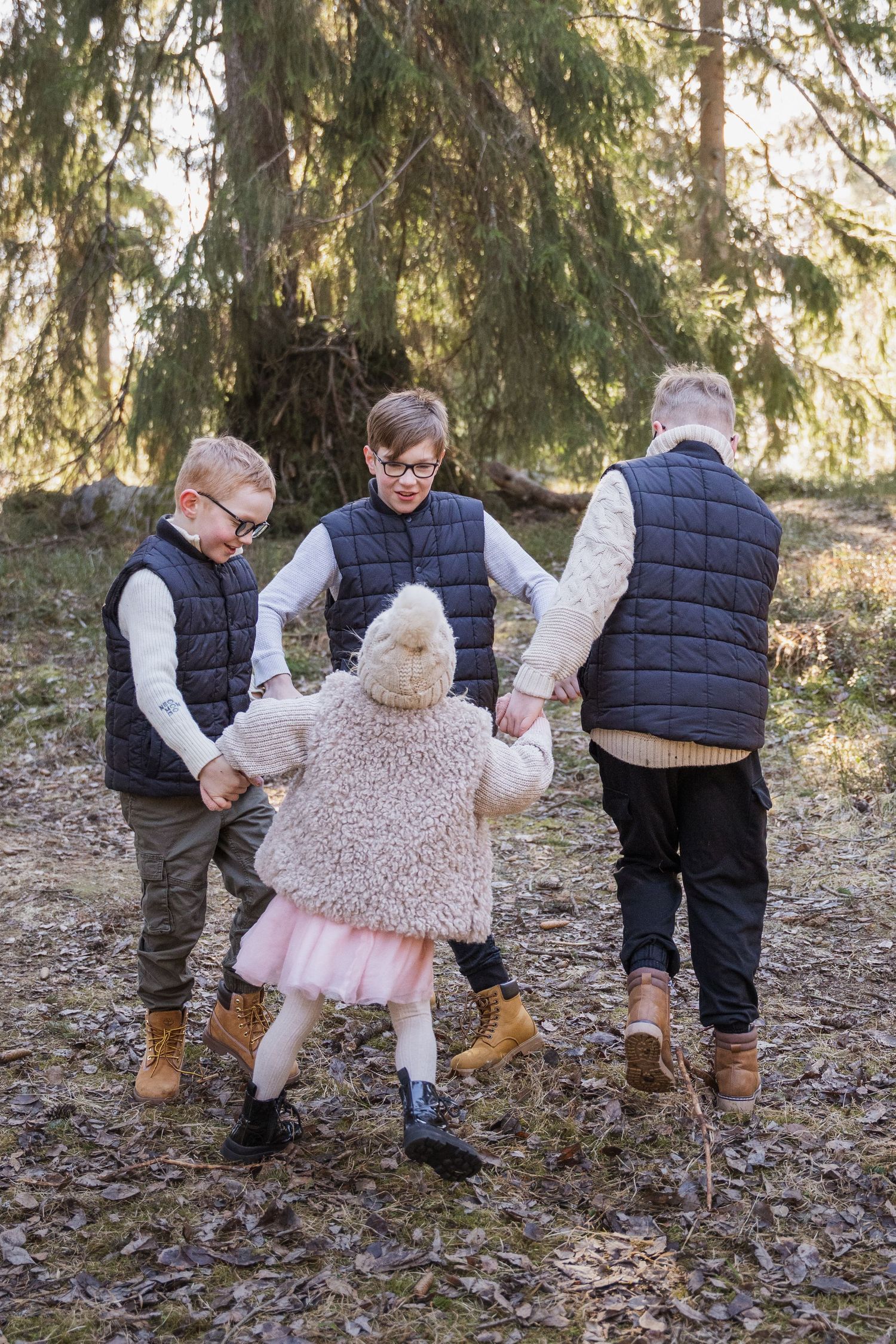 Lapset piirileikissä.