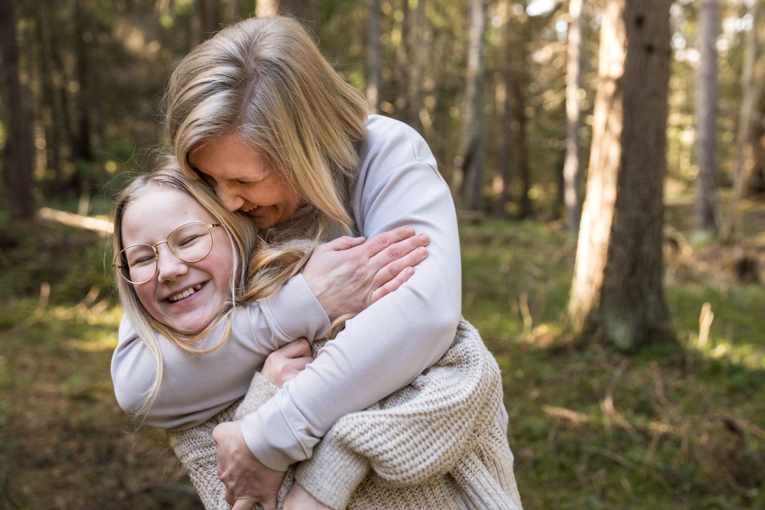Äiti rutistaa lastaan, molemmat nauravat.