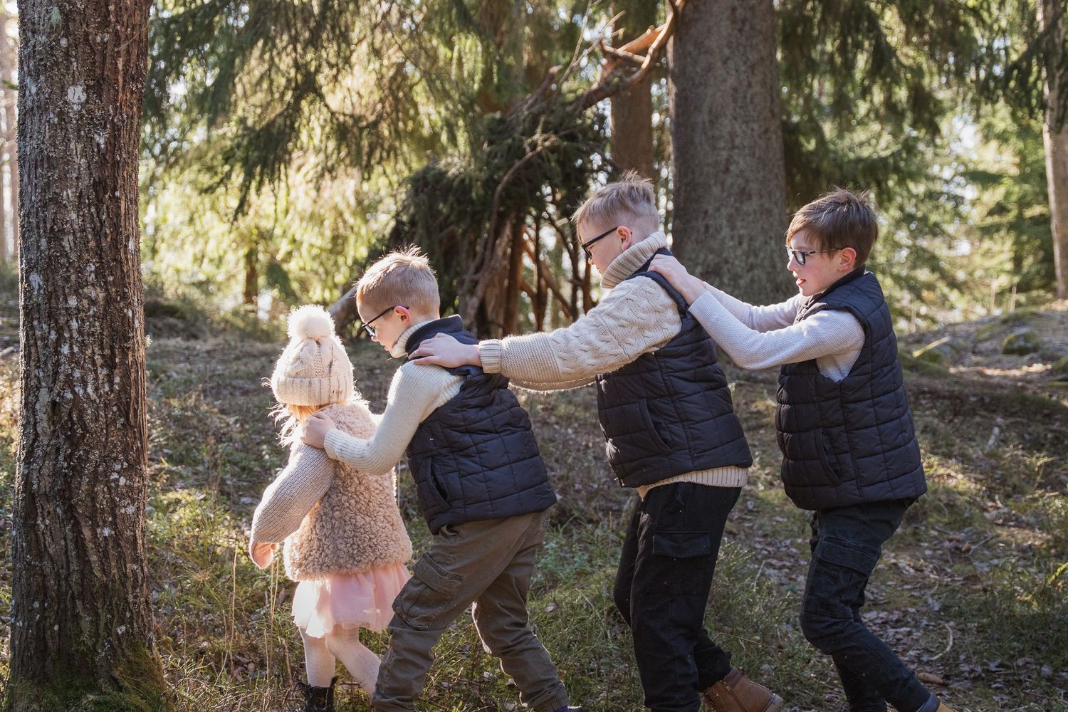 Perheen lapset seikkailevat yhdessä.