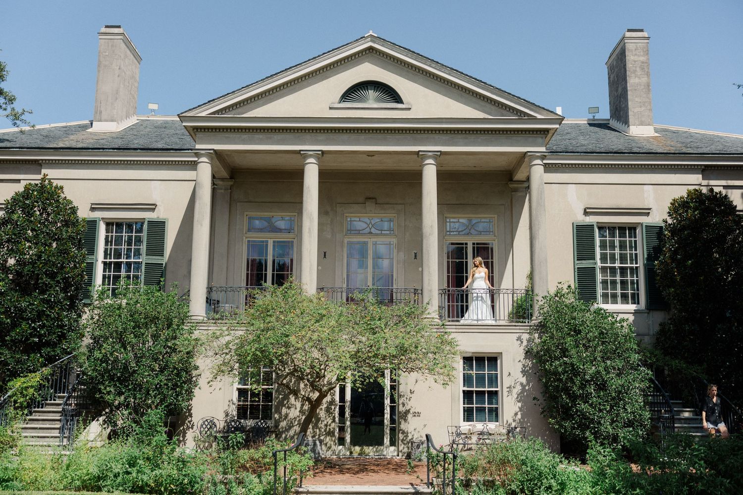 Graceland mansion in Memphis features a grand colonial-style facade with white columns and manicured gardens.