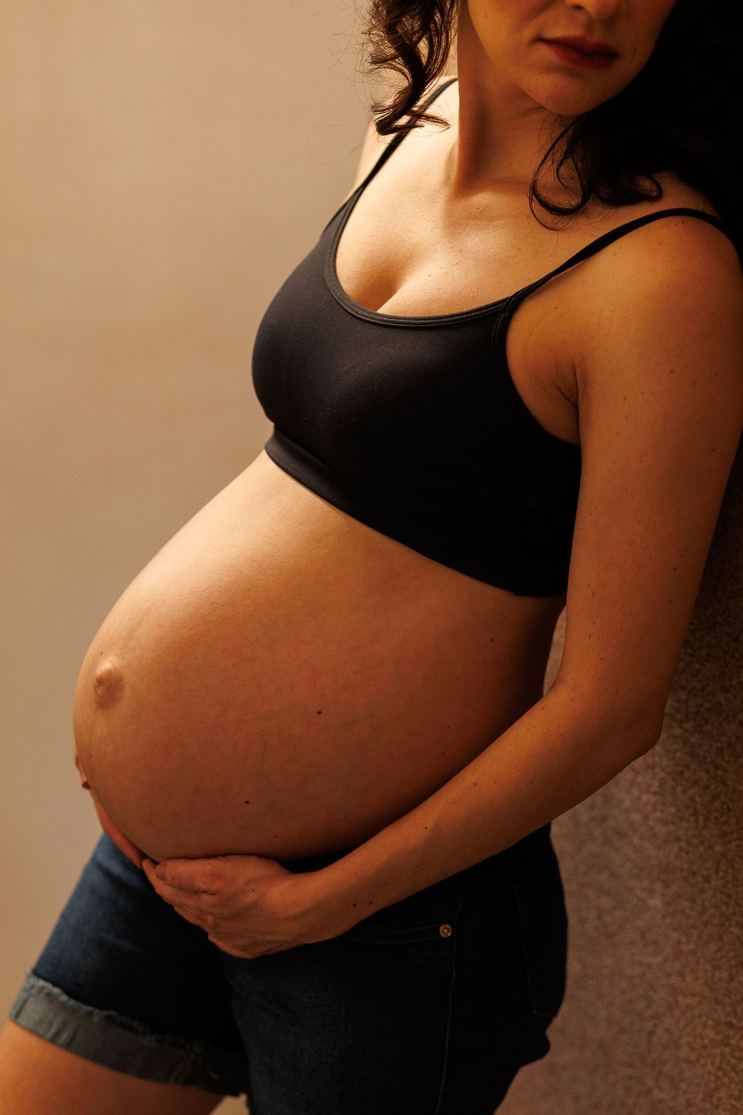 Side view progression showing a growing baby bump during pregnancy.