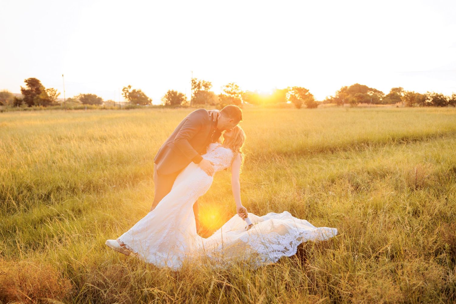 Wedding couple in a dreamy golden hour photoshoot in a meadow.