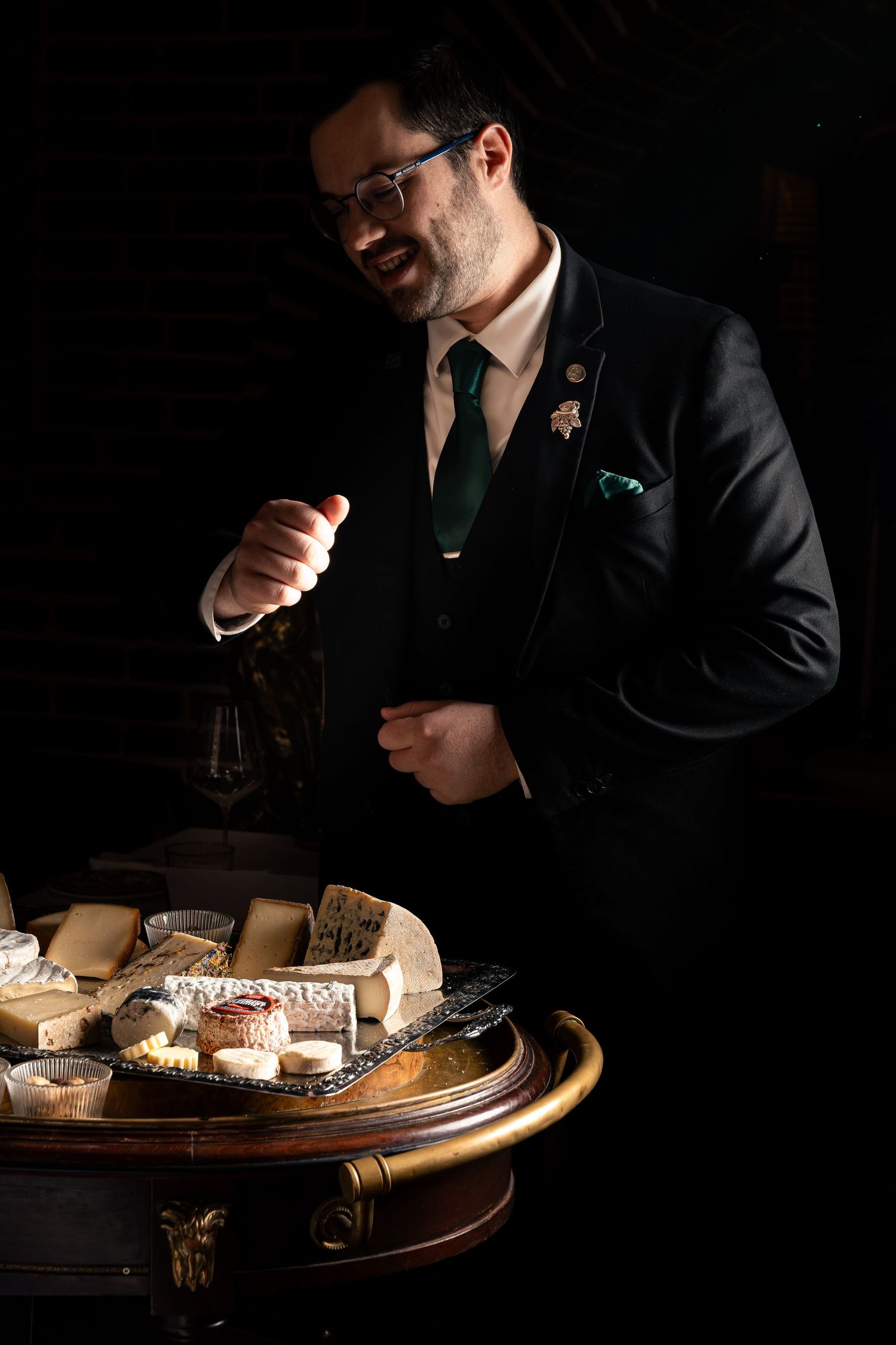 Sommelier and cheese expert presenting local French cheeses at Félicité restaurant in Maison Maubreuil