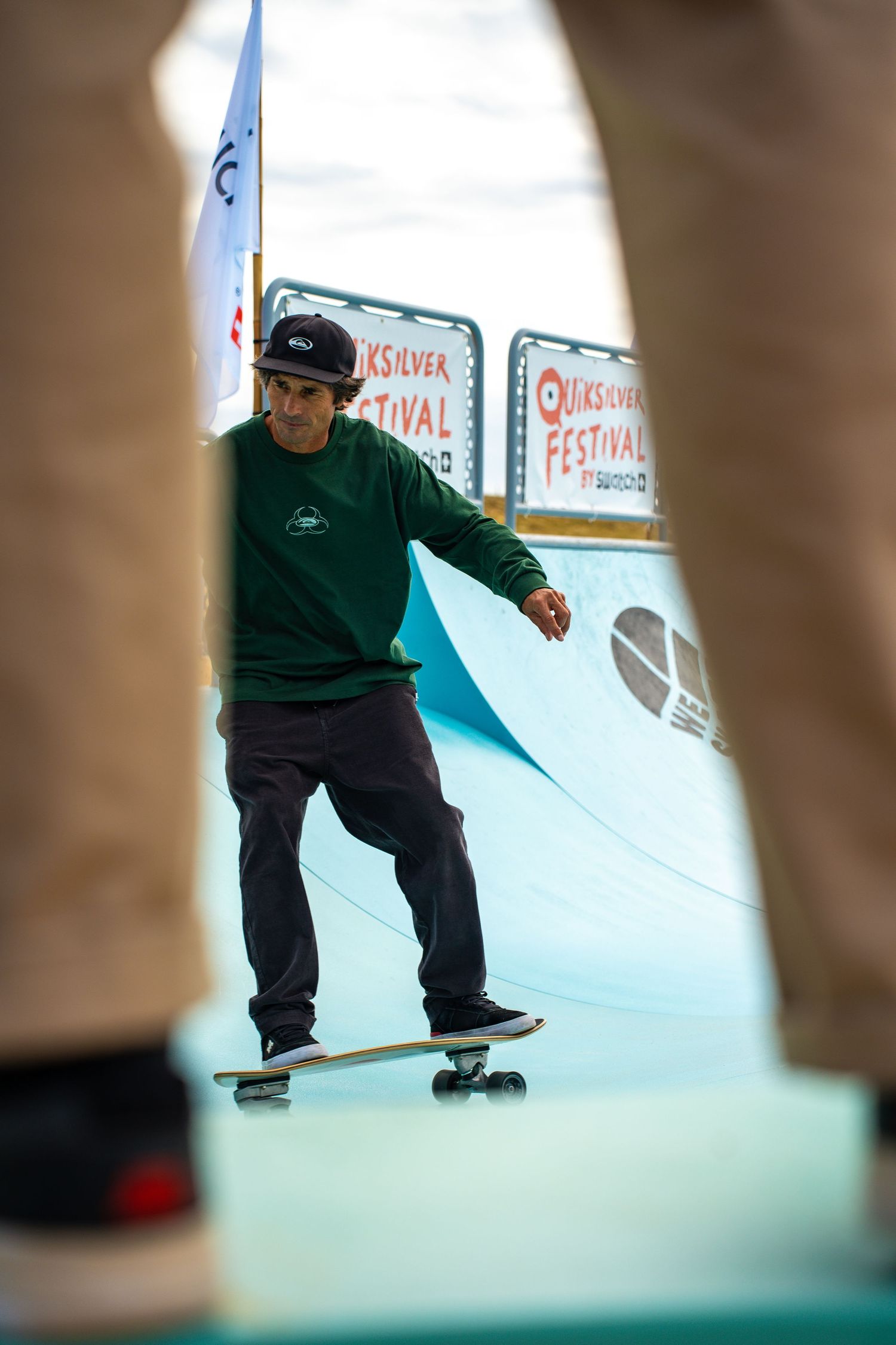 Skateboard competition on the beach, athletes performing tricks with ocean in the background, dynamic movement and vibrant summer atmosphere