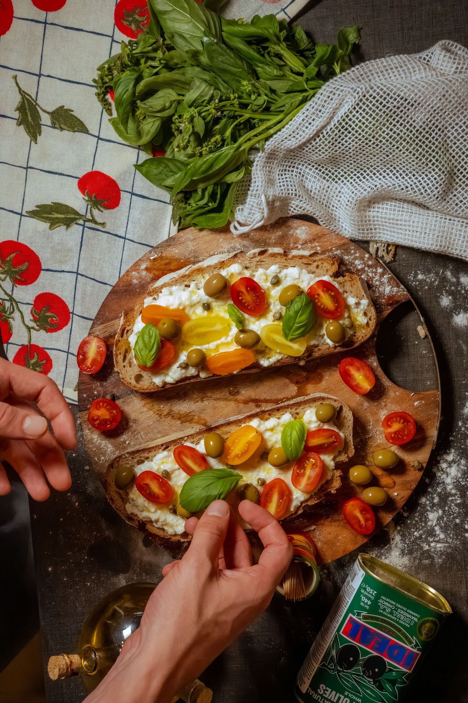 Culinary photography of an elegant dish with professional studio lighting, refined presentation, controlled light and artistic food styling.