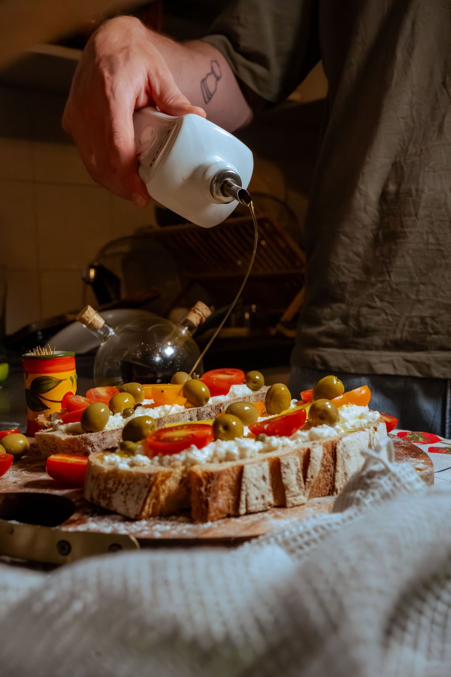 Culinary photography of an elegant dish with professional studio lighting, refined presentation, controlled light and artistic food styling.