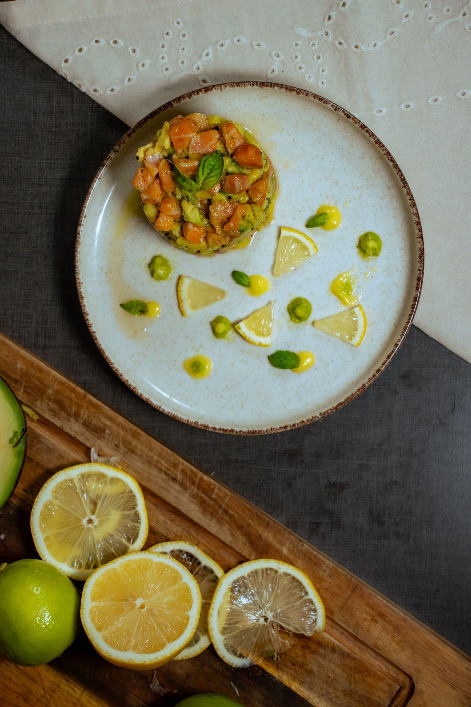 Culinary photography of an elegant dish with professional studio lighting, refined presentation, controlled light and artistic food styling.