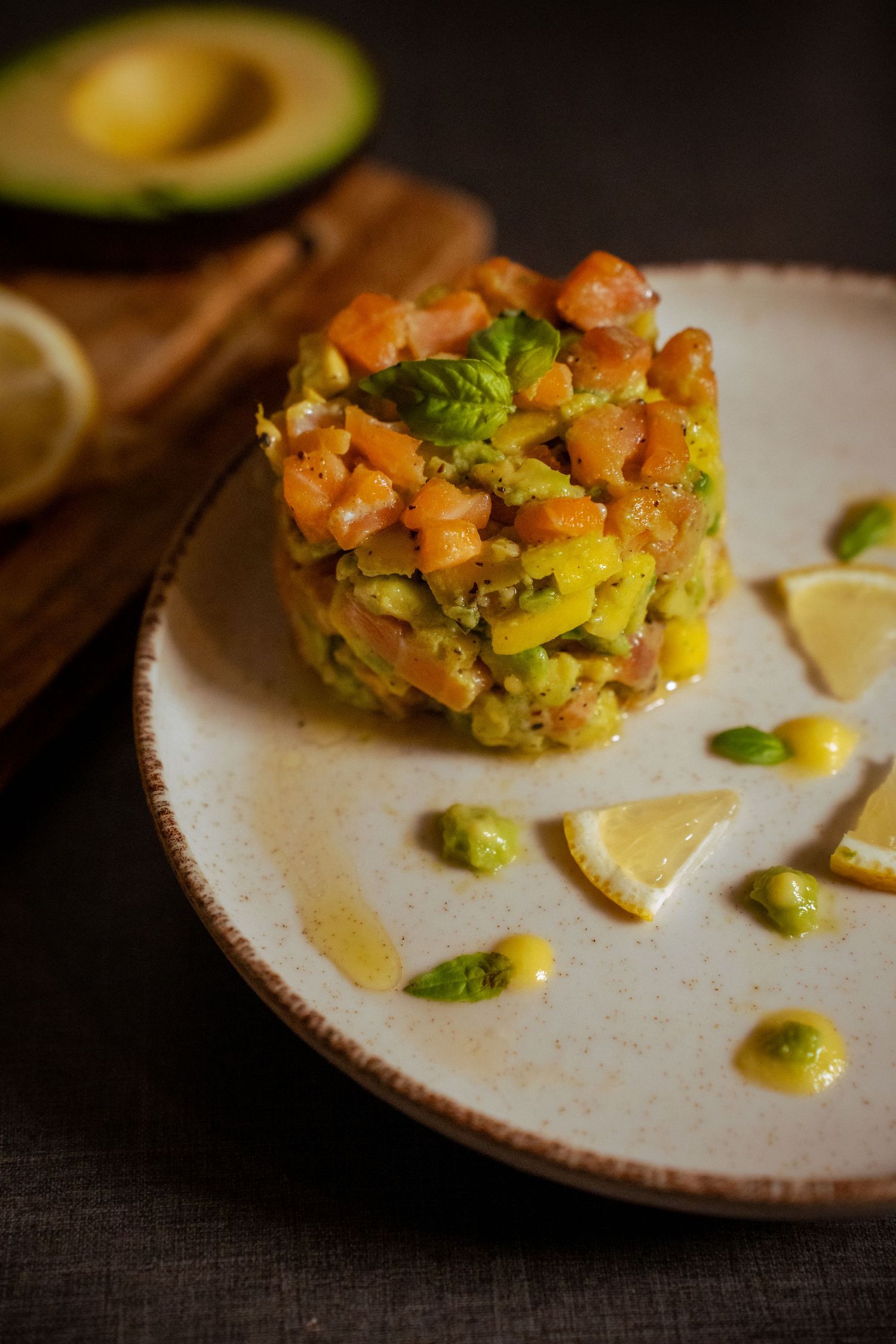 Culinary photography of an elegant dish with professional studio lighting, refined presentation, controlled light and artistic food styling.
