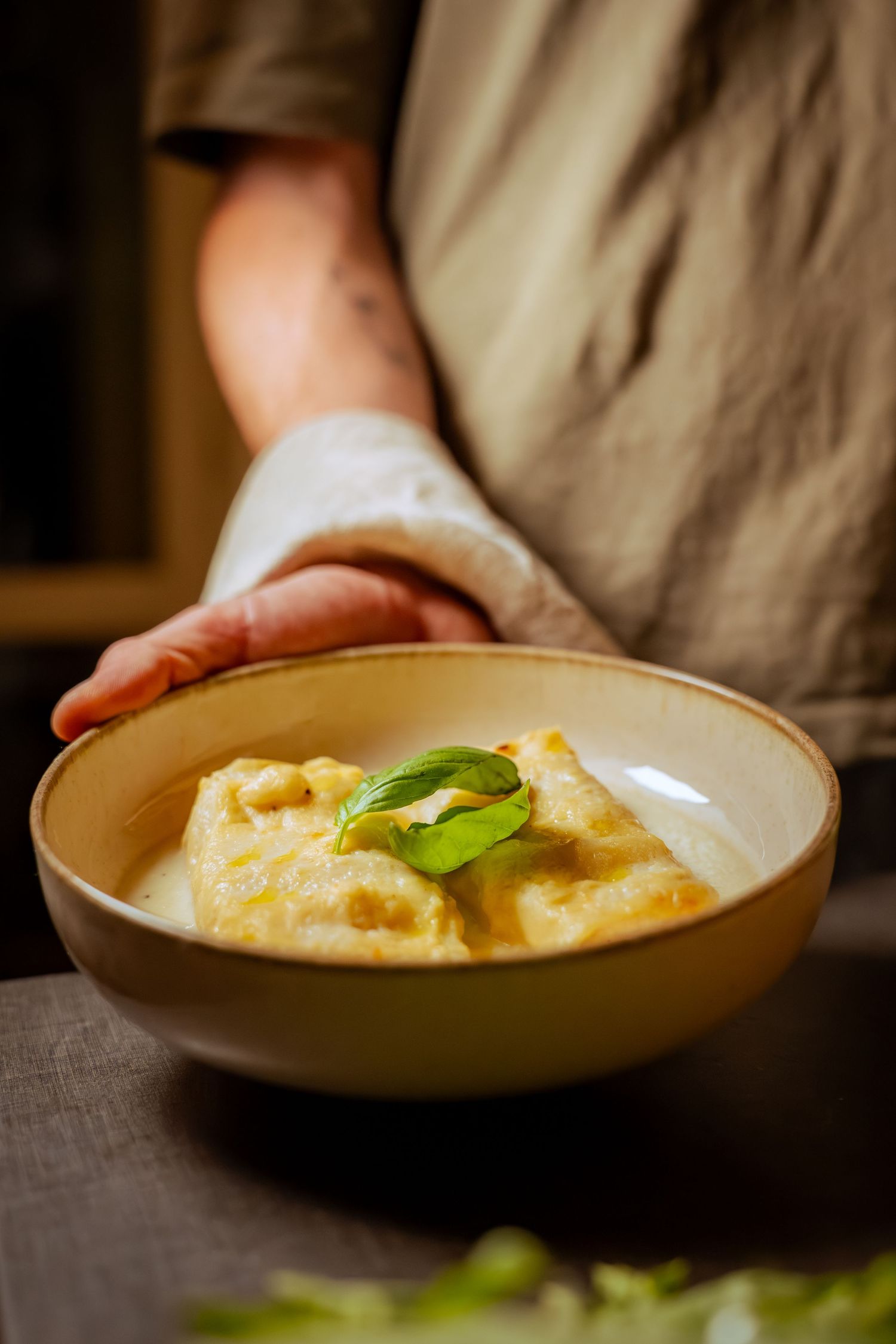 Culinary photography of an elegant dish with professional studio lighting, refined presentation, controlled light and artistic food styling.