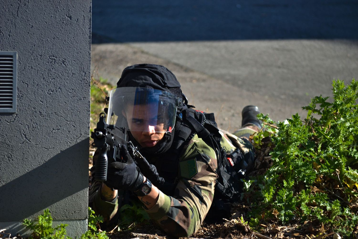 Professional photography of gendarmerie officers during training exercise, dynamic action, teamwork and intensity captured in natural light.