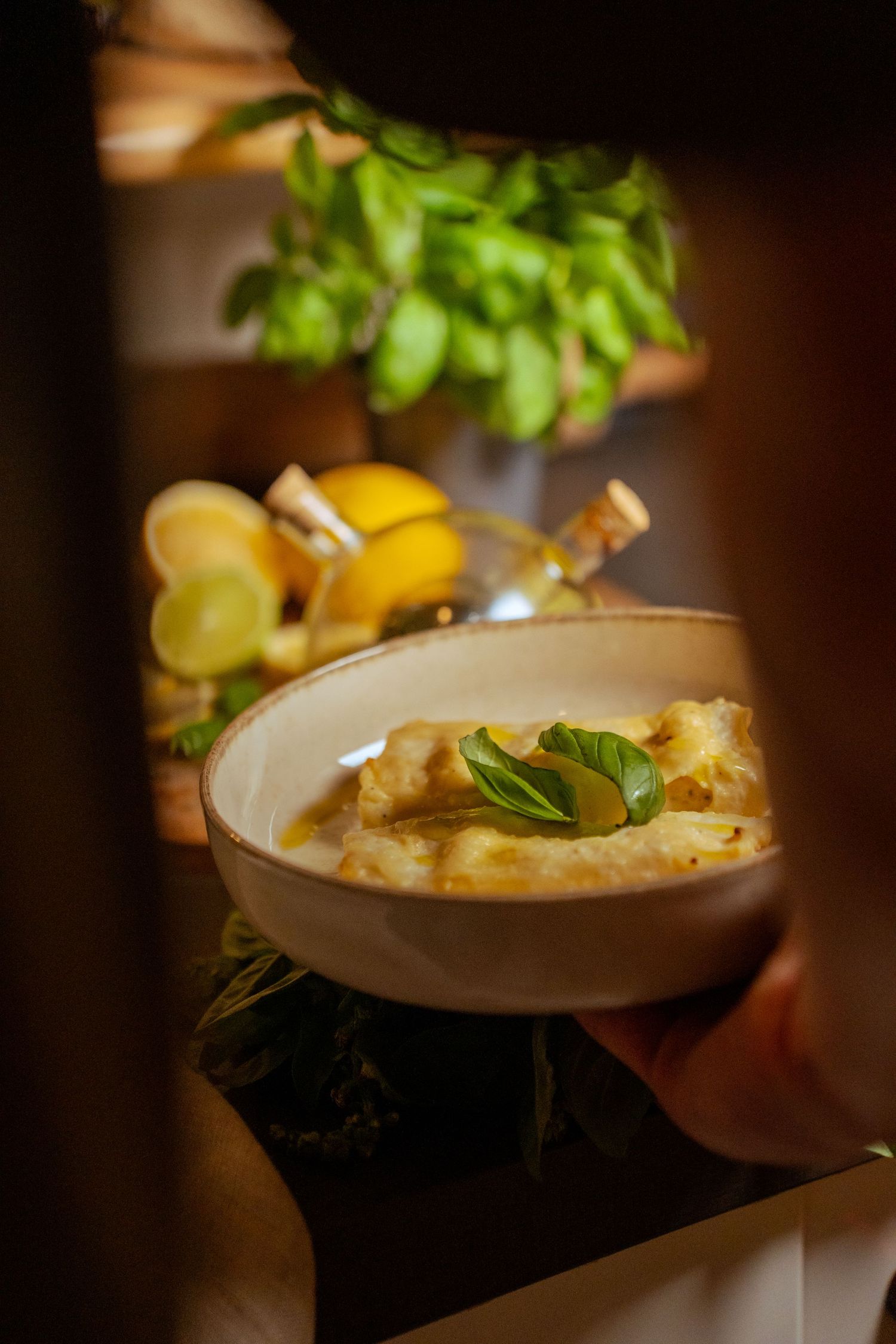 Culinary photography of an elegant dish with professional studio lighting, refined presentation, controlled light and artistic food styling.
