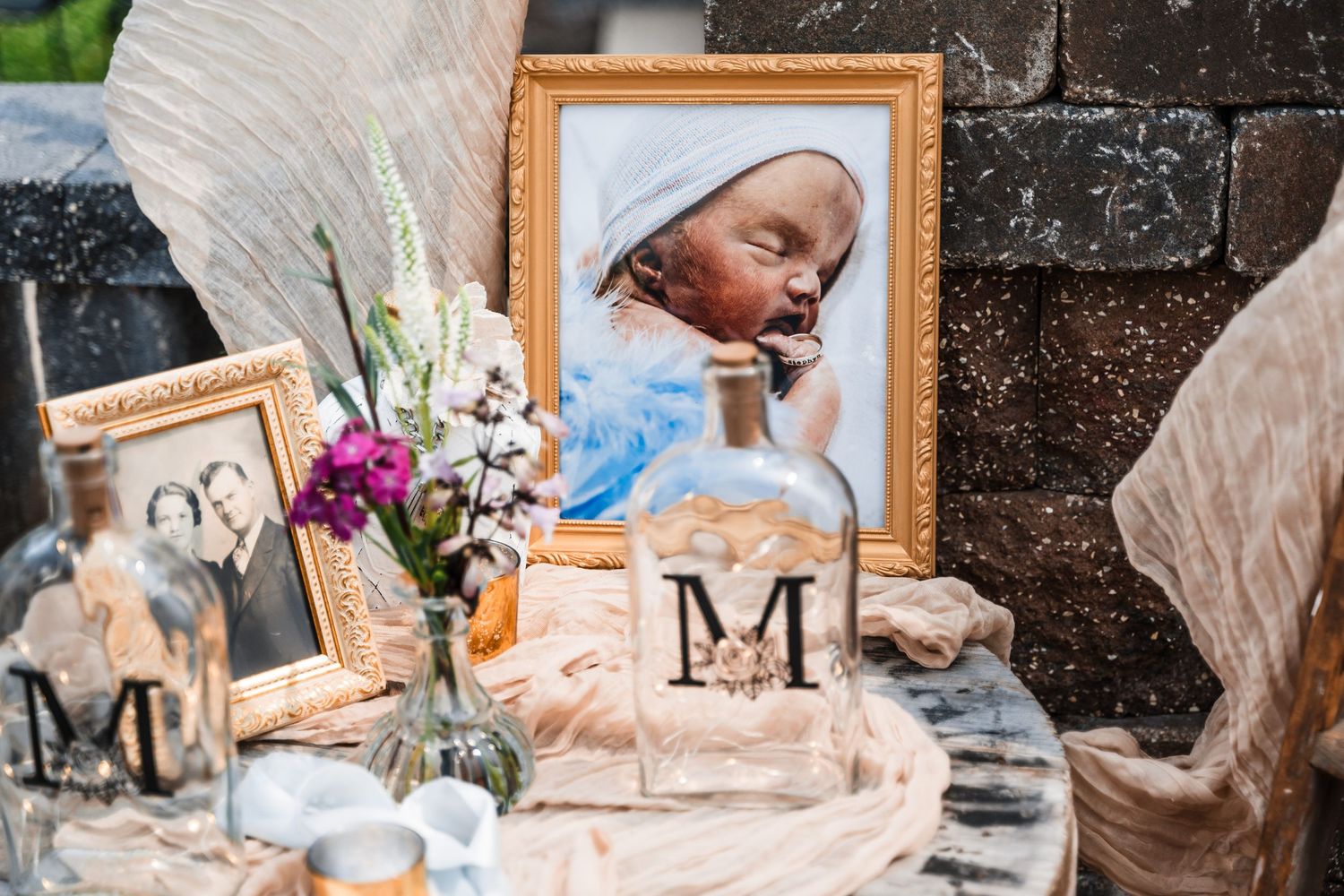Wedding reception decor featuring vintage frames and rustic elements on a decorated table.