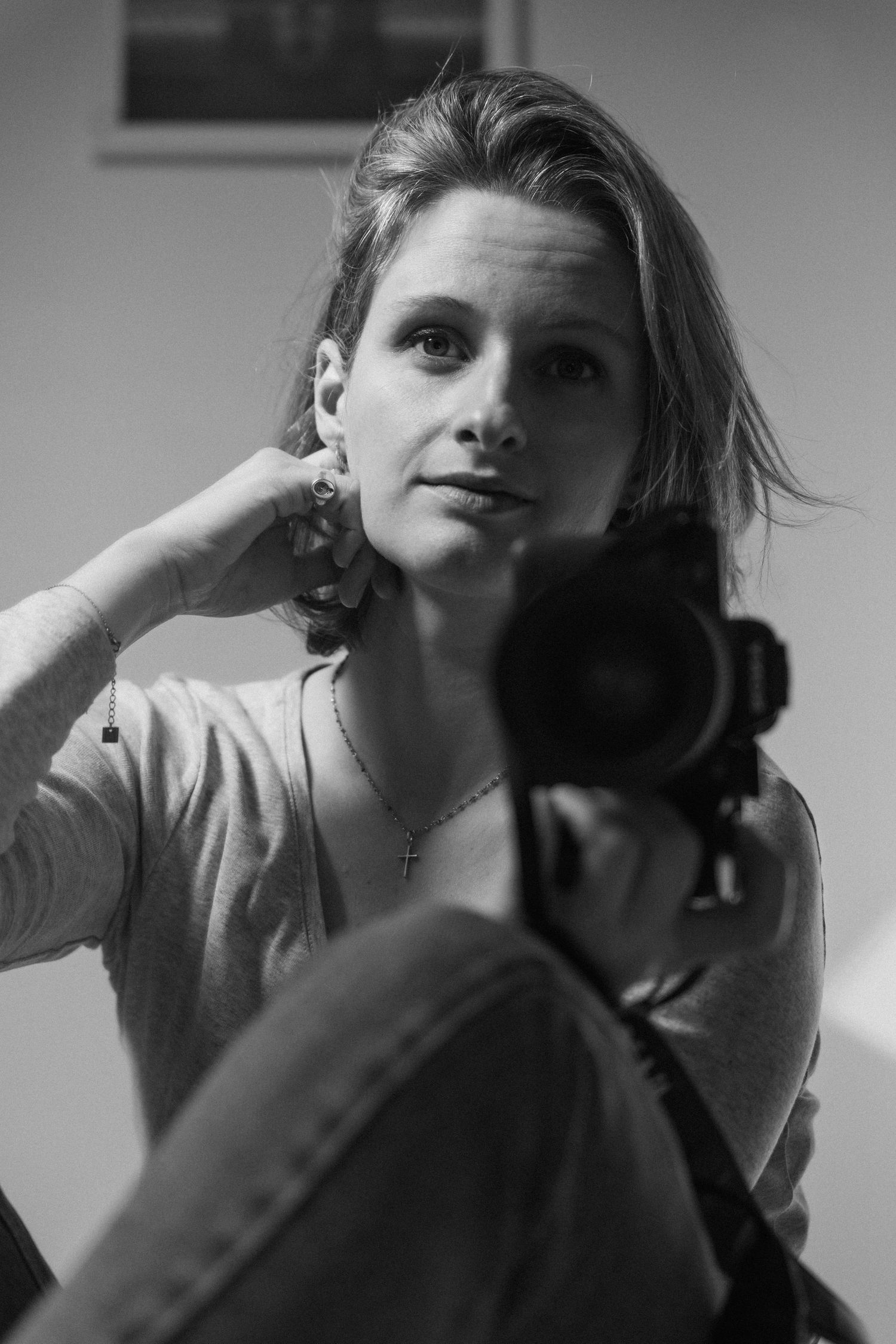 Artistic black and white portrait series with dramatic lighting and poses.
Autoportrait en noir et blanc avec une pose artistique.