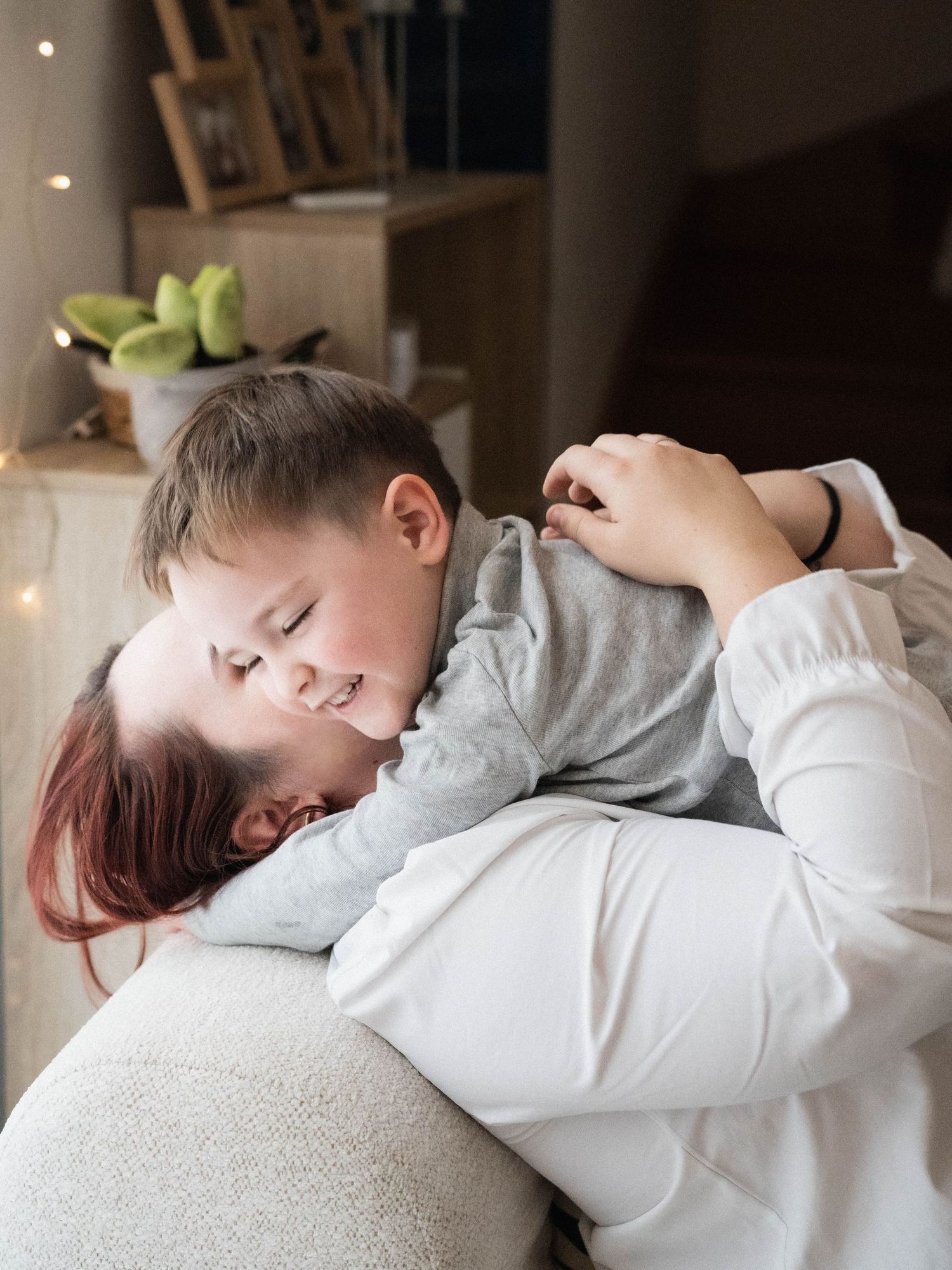 A series of intimate close-up shots showing someone resting peacefully on white bedding.
Photo d'une maman faisant un calin à son enfant