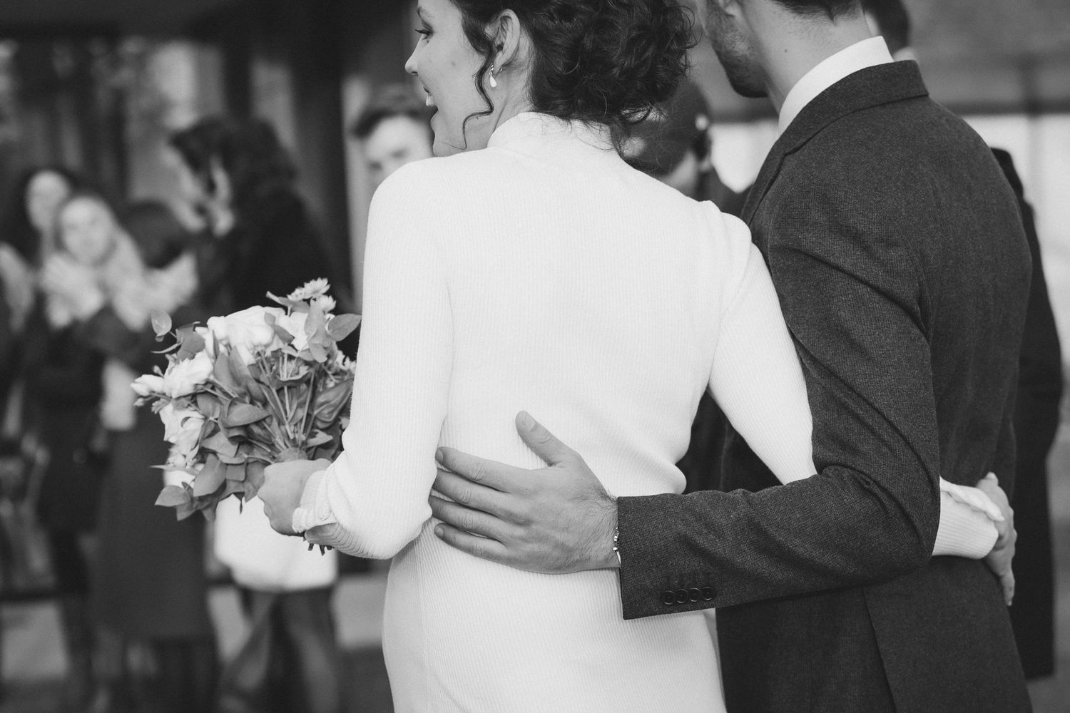 Elegant black and white dance sequence showing couples in formal attire at a wedding reception.
Mariés en noir et blanc de dos