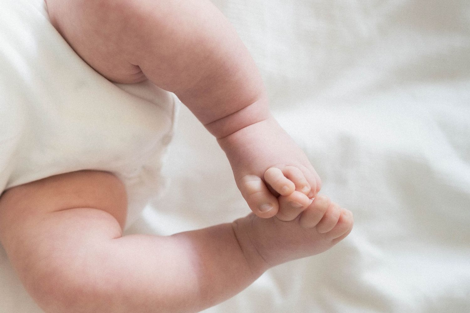 Close-up images of baby's soft skin and tiny feets.
Pieds d'un bébé.