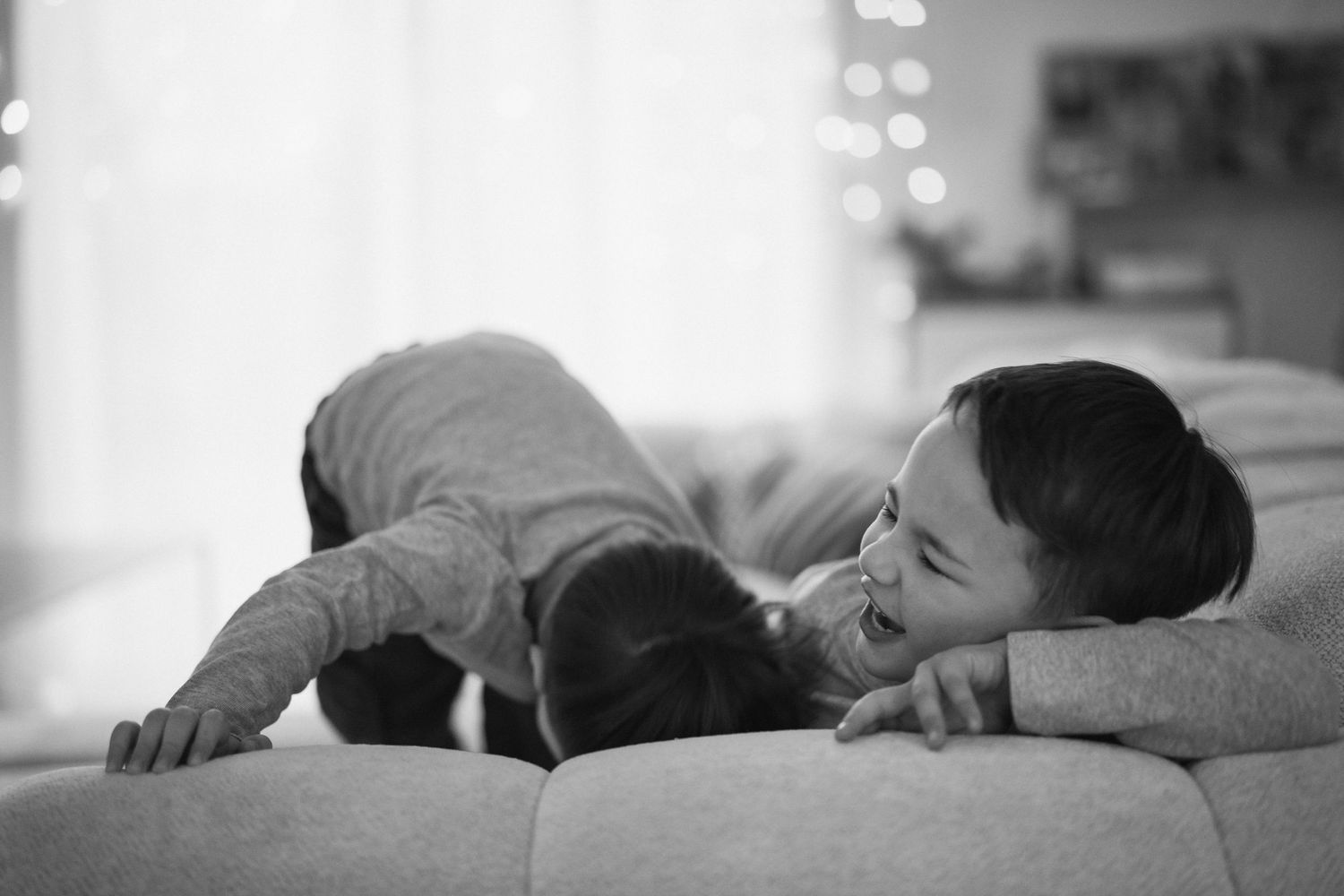 Playful brothers on couch.
Deux petits garçons rigolant sur le canapé.